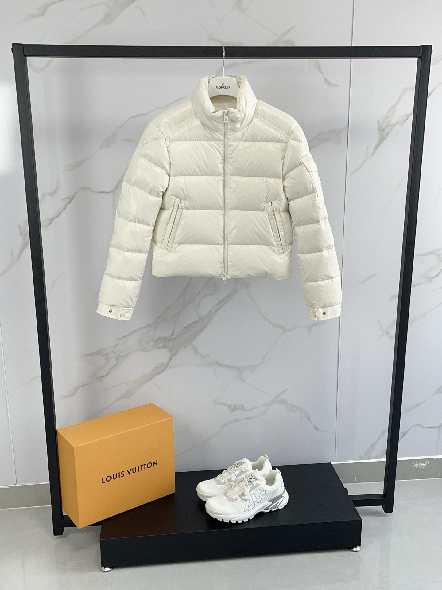 Moncler Petra Veste Courte en Duvet pour Femme - Élégance et Chaleur