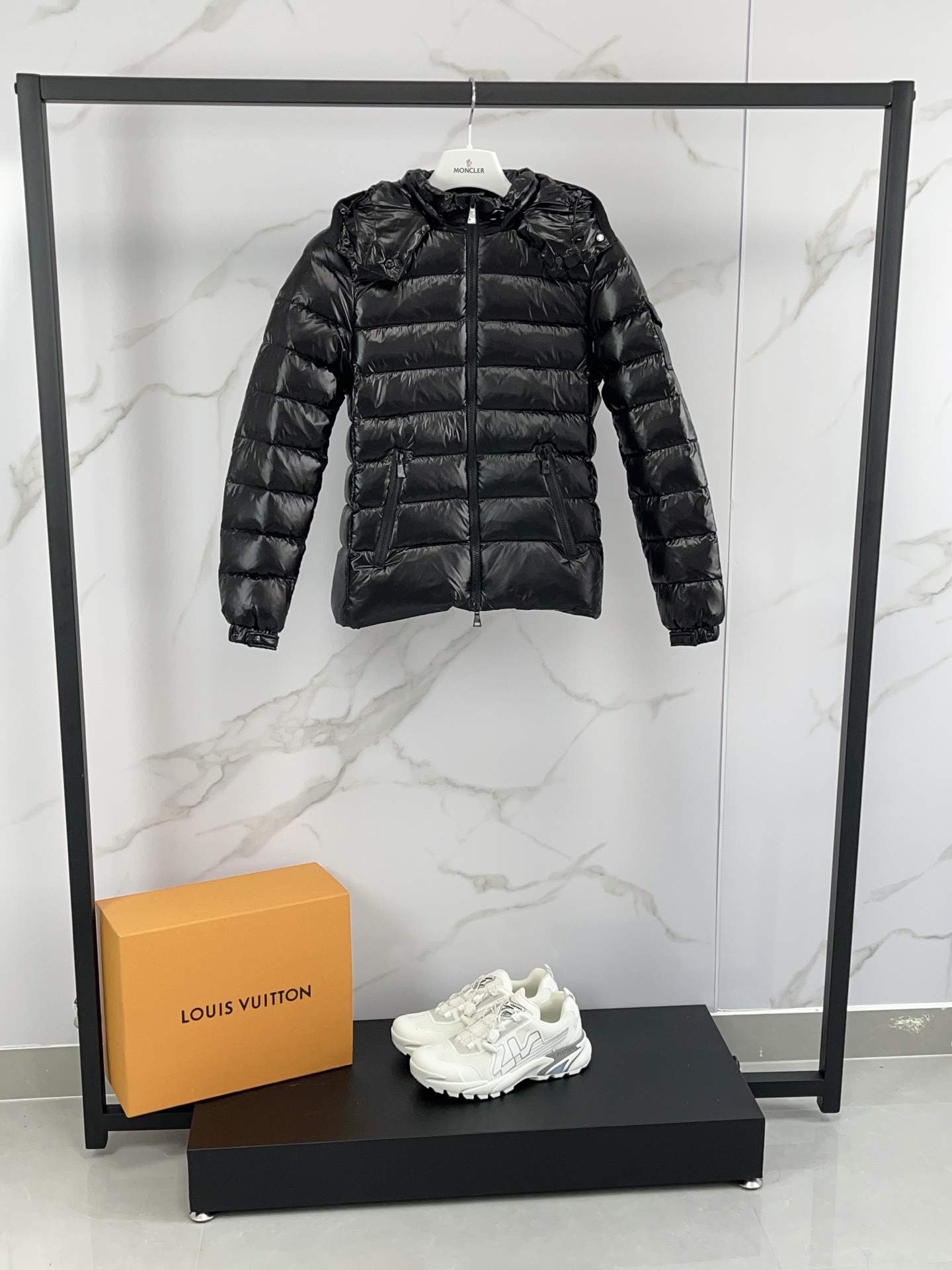 جاكيت Moncler قصير مبطن بالزغب مع غطاء رأس قابل للإزالة - أسود