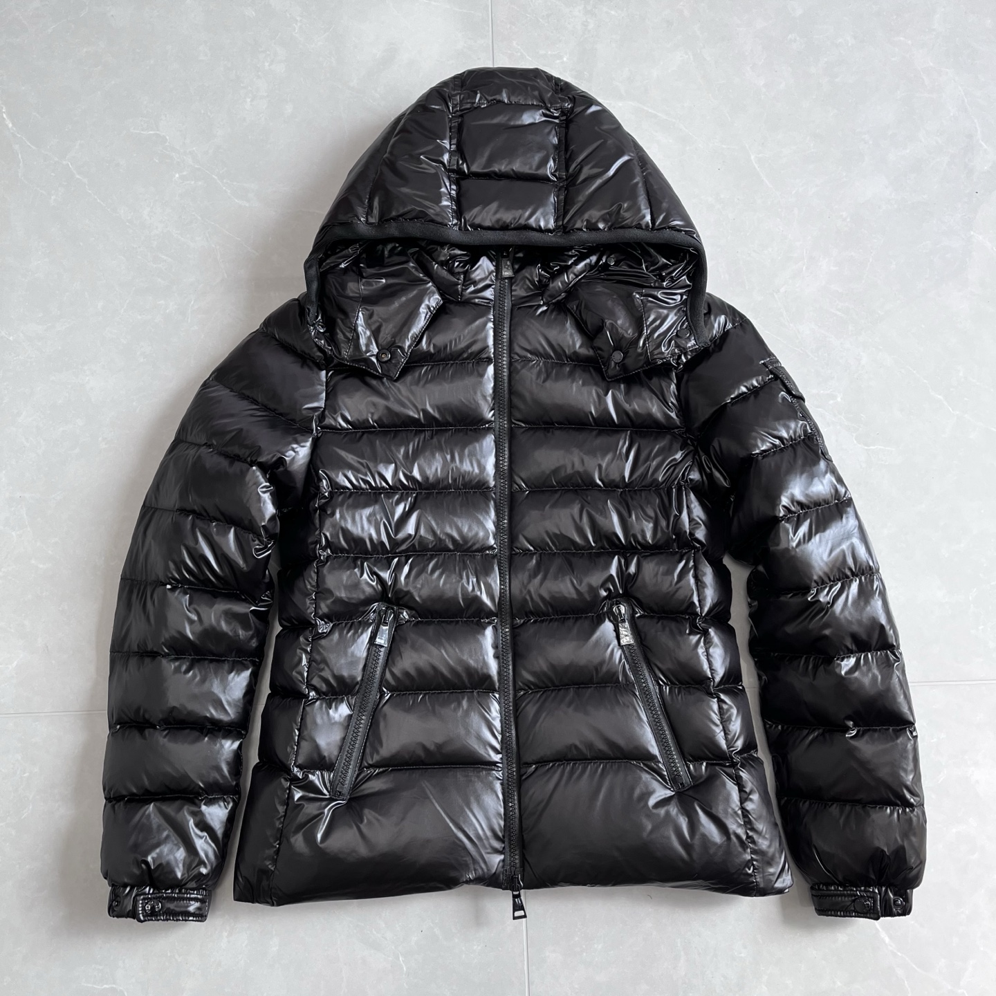 Guangzhou top Moncler down jacket, Wang Fei same style. Classic short, thick, warm, detachable hood. Sizes 1-4, colors black, white.-Big cat