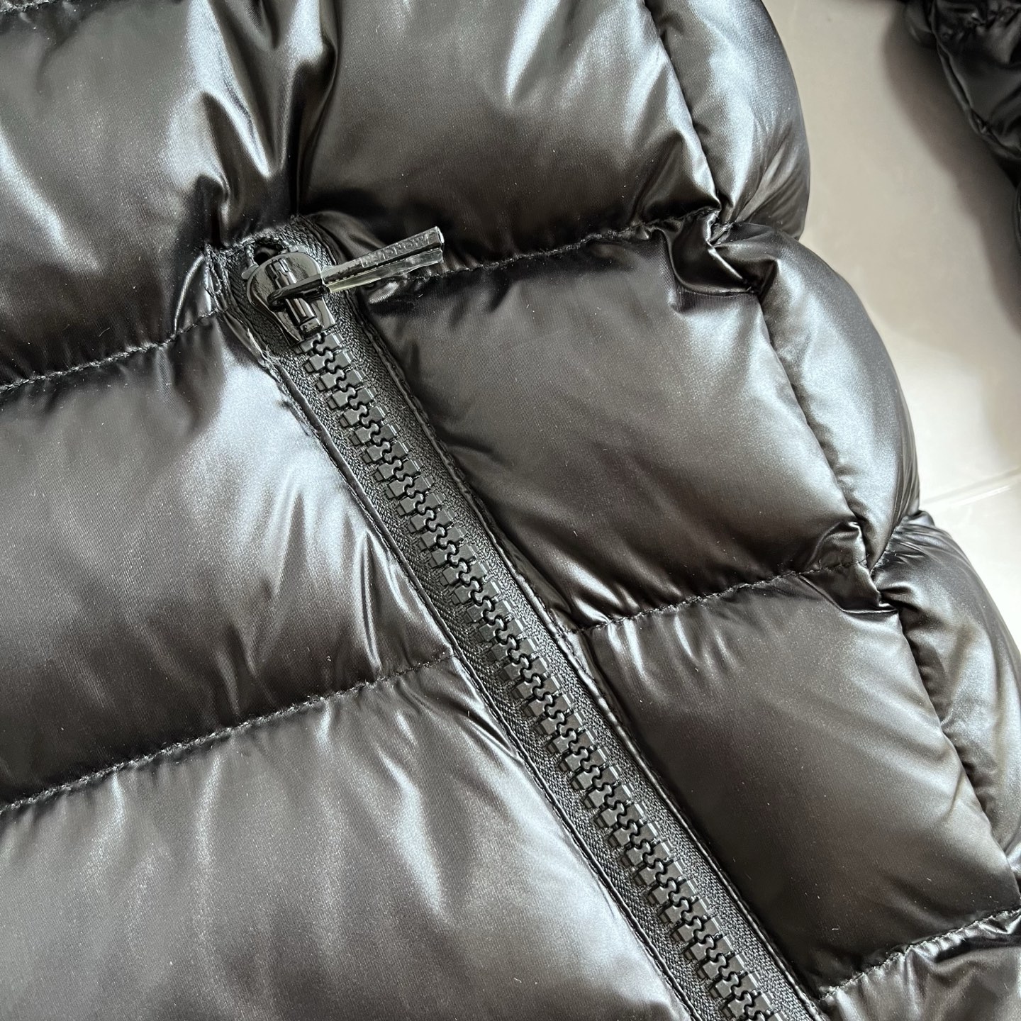 Guangzhou top Moncler down jacket, Wang Fei same style. Classic short, thick, warm, detachable hood. Sizes 1-4, colors black, white.-Big cat