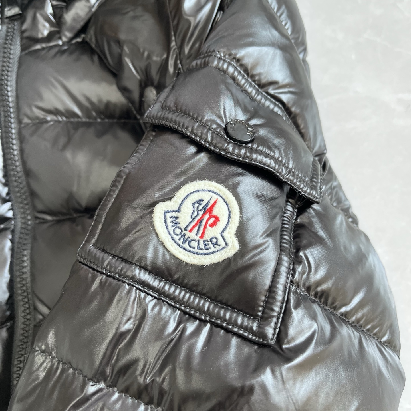 Guangzhou top Moncler down jacket, Wang Fei same style. Classic short, thick, warm, detachable hood. Sizes 1-4, colors black, white.-Big cat