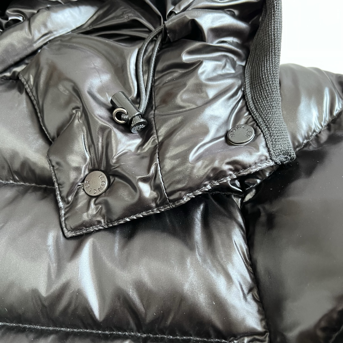 Guangzhou top Moncler down jacket, Wang Fei same style. Classic short, thick, warm, detachable hood. Sizes 1-4, colors black, white.-Big cat