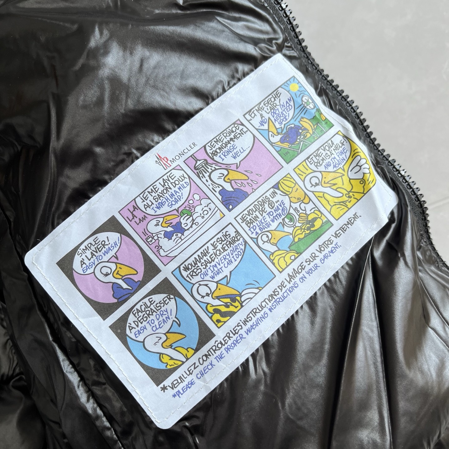 Guangzhou top Moncler down jacket, Wang Fei same style. Classic short, thick, warm, detachable hood. Sizes 1-4, colors black, white.-Big cat