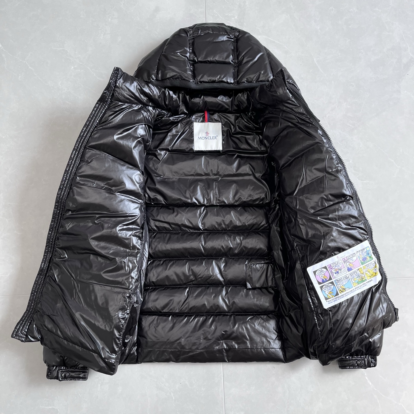 Guangzhou top Moncler down jacket, Wang Fei same style. Classic short, thick, warm, detachable hood. Sizes 1-4, colors black, white.-Big cat