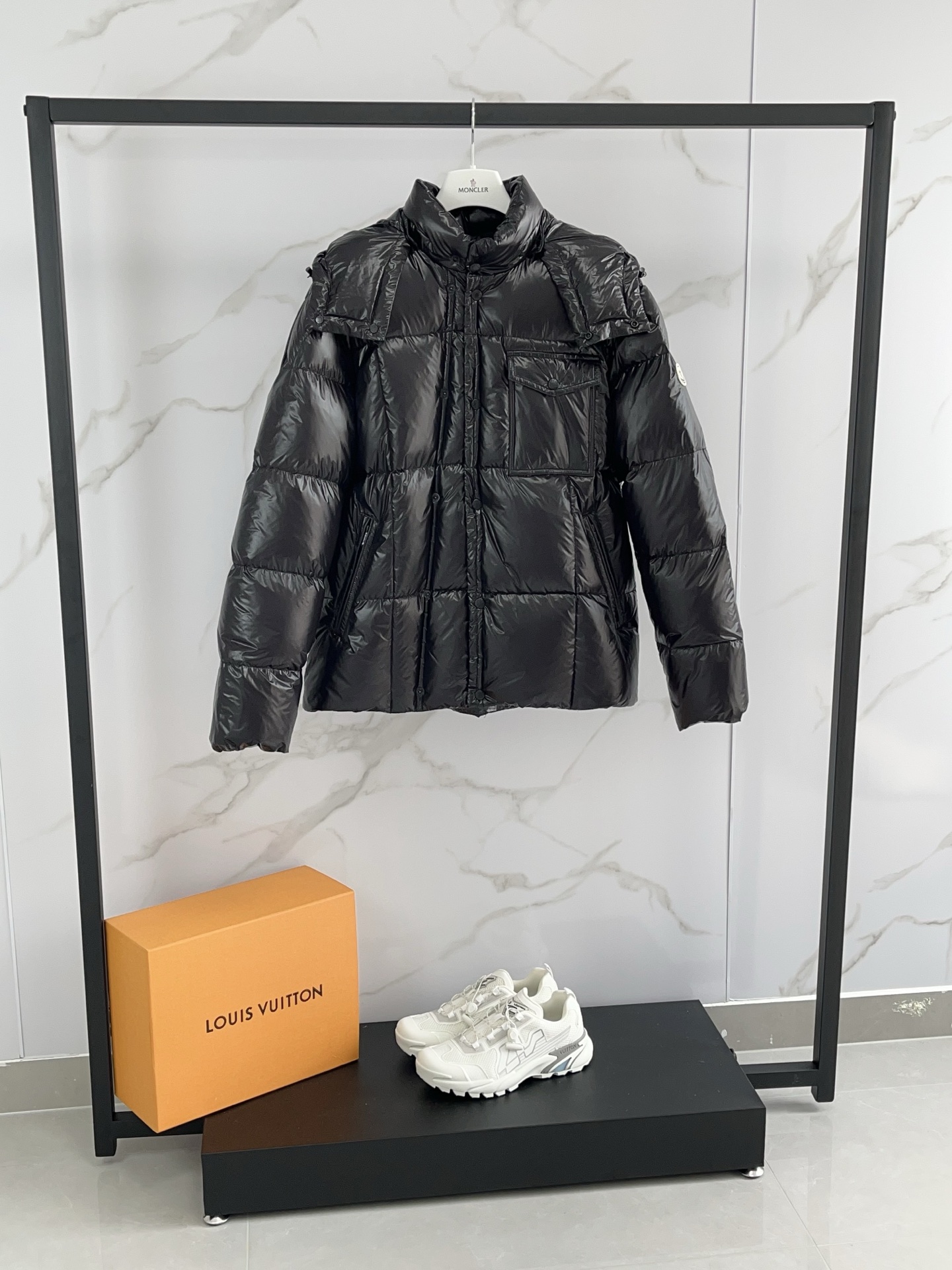 Moncler Serfanto جاكيت رجالي ونسائي بغطاء للرأس مبطن بالزغب - أسود