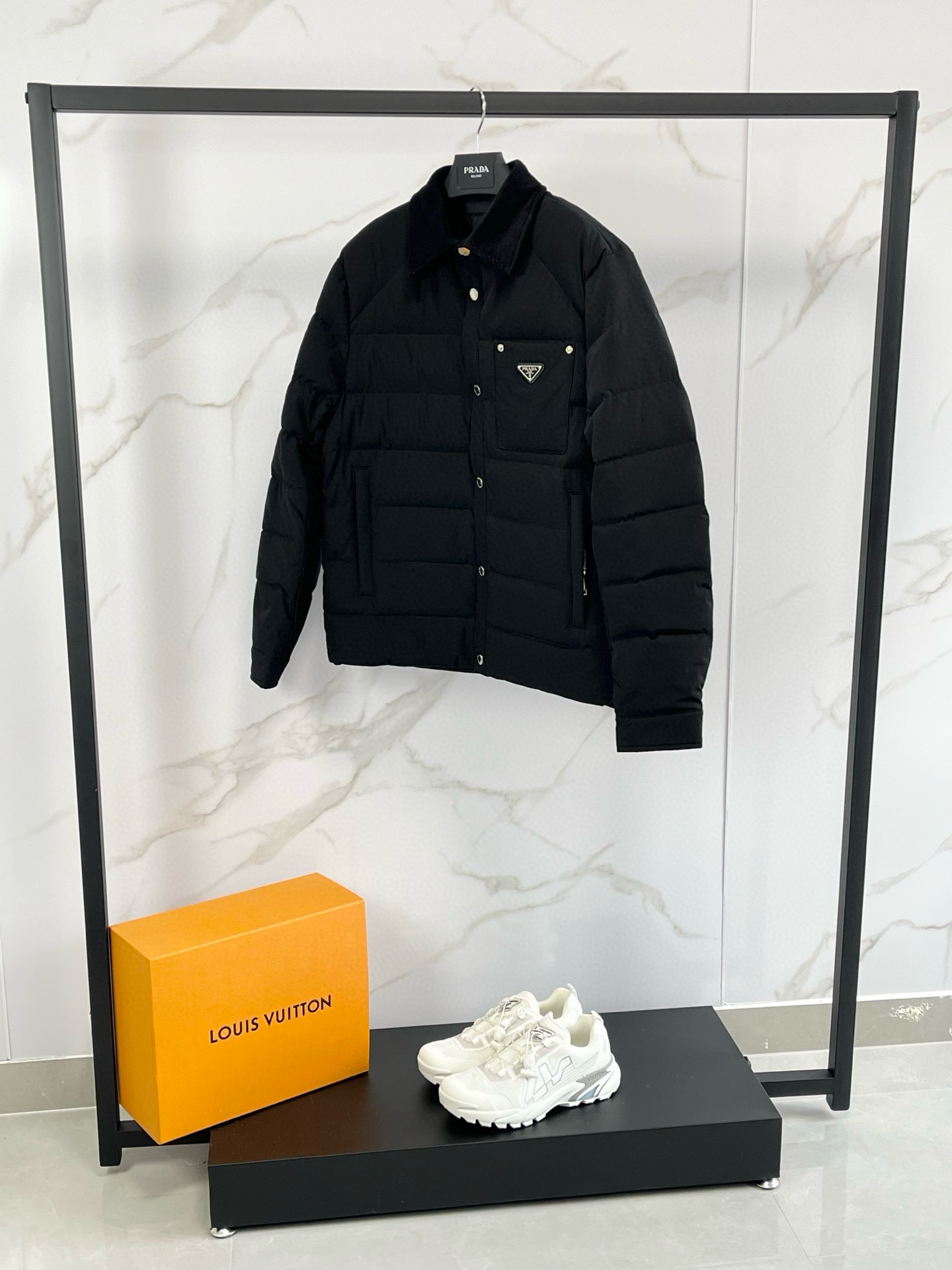 P530 ⬆️❤️🆕Prada Re-翻领时尚休闲工整加厚保暖外套男这款常规版的翻领设计简约大气羽绒下摆设宽松显瘦着装特色。衣身采用Prada标志性的创新Re-Nylon再生尼龙打造。此面料通过海洋塑料回收物制成,可无限再生利用。Prada系列别具一格的缝合标签令品牌特色一览无余。胸前配有经典特别的三角标志
为确保产品的可持续护理,保持其特性并减少其对环境的影响,此款简约风非常哇塞!特别拉风保暖的一款商务休闲羽绒服~
Size : M-3XL
颜色:黑色咖色