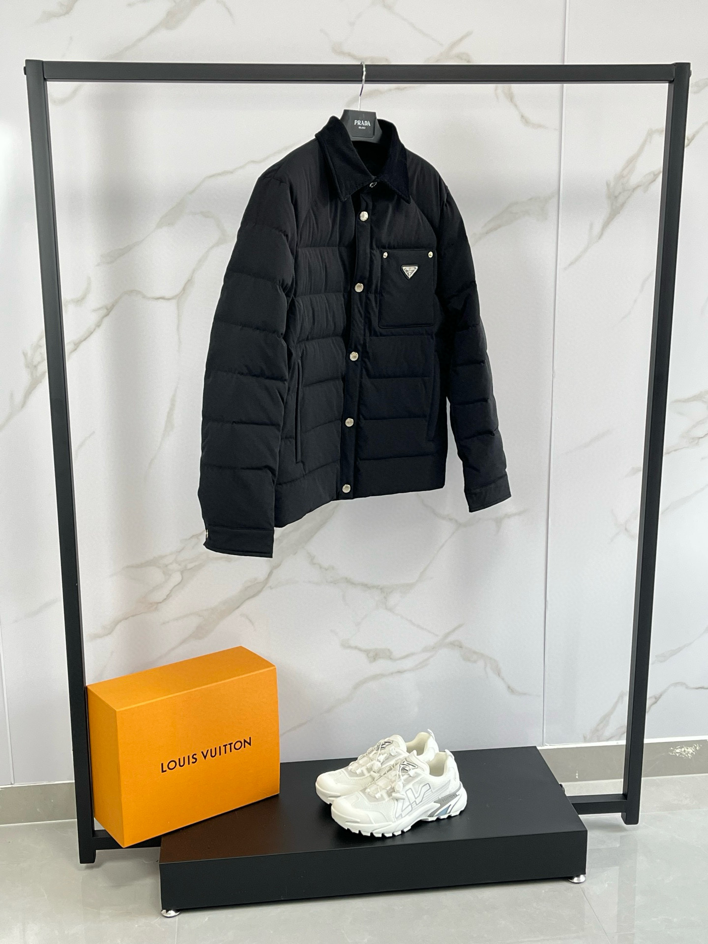 P530 ⬆️❤️🆕Prada Re-翻领时尚休闲工整加厚保暖外套男这款常规版的翻领设计简约大气羽绒下摆设宽松显瘦着装特色。衣身采用Prada标志性的创新Re-Nylon再生尼龙打造。此面料通过海洋塑料回收物制成,可无限再生利用。Prada系列别具一格的缝合标签令品牌特色一览无余。胸前配有经典特别的三角标志
为确保产品的可持续护理,保持其特性并减少其对环境的影响,此款简约风非常哇塞!特别拉风保暖的一款商务休闲羽绒服~
Size : M-3XL
颜色:黑色咖色