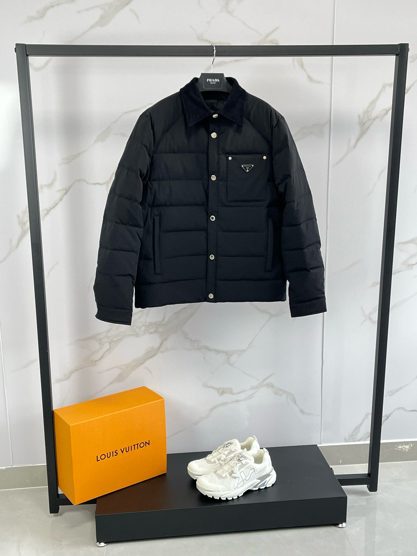 P530 ⬆️❤️🆕Prada Re-翻领时尚休闲工整加厚保暖外套男这款常规版的翻领设计简约大气羽绒下摆设宽松显瘦着装特色。衣身采用Prada标志性的创新Re-Nylon再生尼龙打造。此面料通过海洋塑料回收物制成,可无限再生利用。Prada系列别具一格的缝合标签令品牌特色一览无余。胸前配有经典特别的三角标志
为确保产品的可持续护理,保持其特性并减少其对环境的影响,此款简约风非常哇塞!特别拉风保暖的一款商务休闲羽绒服~
Size : M-3XL
颜色:黑色咖色