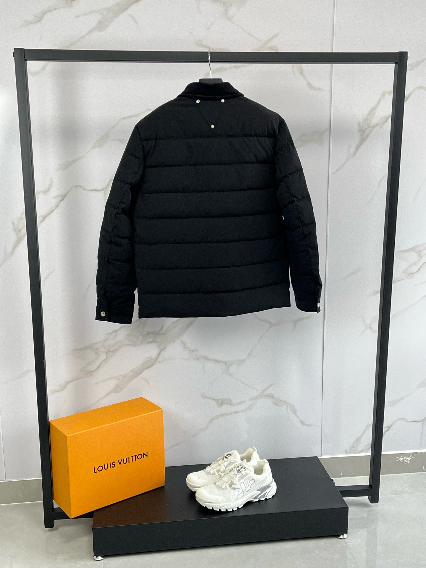 P530 ⬆️❤️🆕Prada Re-翻领时尚休闲工整加厚保暖外套男这款常规版的翻领设计简约大气羽绒下摆设宽松显瘦着装特色。衣身采用Prada标志性的创新Re-Nylon再生尼龙打造。此面料通过海洋塑料回收物制成,可无限再生利用。Prada系列别具一格的缝合标签令品牌特色一览无余。胸前配有经典特别的三角标志
为确保产品的可持续护理,保持其特性并减少其对环境的影响,此款简约风非常哇塞!特别拉风保暖的一款商务休闲羽绒服~
Size : M-3XL
颜色:黑色咖色