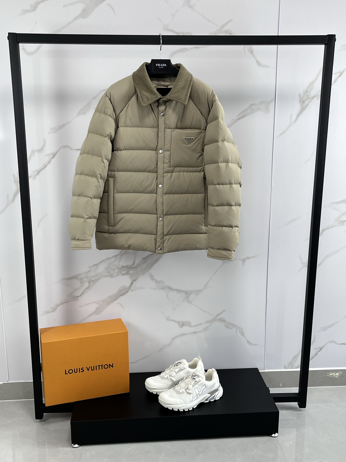 P530 高版本⬆️❤️🆕Prada Re-翻领时尚休闲工整加厚保暖外套男这款常规版的翻领设计简约大气羽绒下摆设宽松显瘦着装特色。衣身采用Prada标志性的创新Re-Nylon再生尼龙打造。此面料通过海洋塑料回收物制成,可无限再生利用。Prada系列别具一格的缝合标签令品牌特色一览无余。胸前配有经典特别的三角标志
为确保产品的可持续护理,保持其特性并减少其对环境的影响,此款简约风非常哇塞!特别拉风保暖的一款商务休闲羽绒服~
Size : M-3XL
颜色:黑色咖色