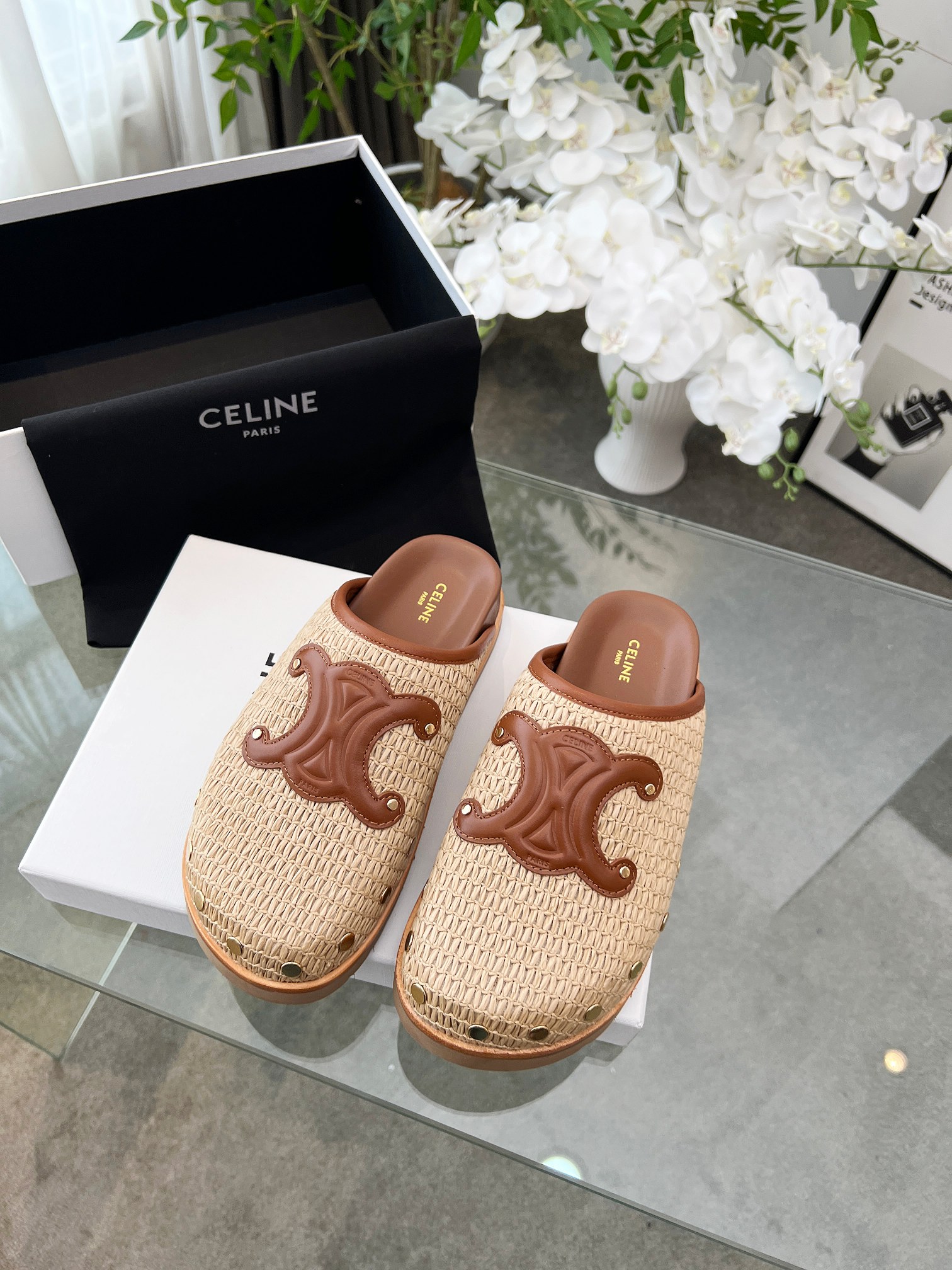 NO:261553,Celine - New spring and summer Arc de Triomphe Birkent slippers... Retro style Birkent shoes are simple and fashionable, with rivet hard style and classic Arc de Triomphe... Cow reverse velvet/woven cowhide rivet leather edge strip   original outsole 35-40 positive size matching packaging, semi-torch, celine, slippers, cowhide19860909Celine——春夏季新款凯旋门勃肯包头拖鞋…… 复古风勃肯鞋简约时尚,铆钉硬质风格与凯旋门经典搭配…… 牛反绒/编织牛皮里铆钉真皮沿条 原版大底 35—40正码配套包装,半拖,celine,slippers,cowhide,Women's Shoes