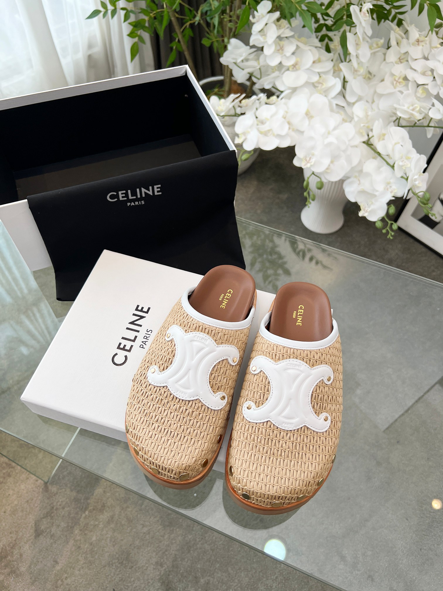 NO:261556,Celine - New spring and summer Arc de Triomphe Birkent slippers... Retro style Birkent shoes are simple and fashionable, with rivet hard style and classic Arc de Triomphe... Cow reverse velvet/woven cowhide rivet leather edge strip   original outsole 35-40 positive size matching packaging, semi-torch, celine, slippers, cowhide19860909Celine——春夏季新款凯旋门勃肯包头拖鞋…… 复古风勃肯鞋简约时尚,铆钉硬质风格与凯旋门经典搭配…… 牛反绒/编织牛皮里铆钉真皮沿条 原版大底 35—40正码配套包装,半拖,celine,slippers,cowhide,Women's Shoes