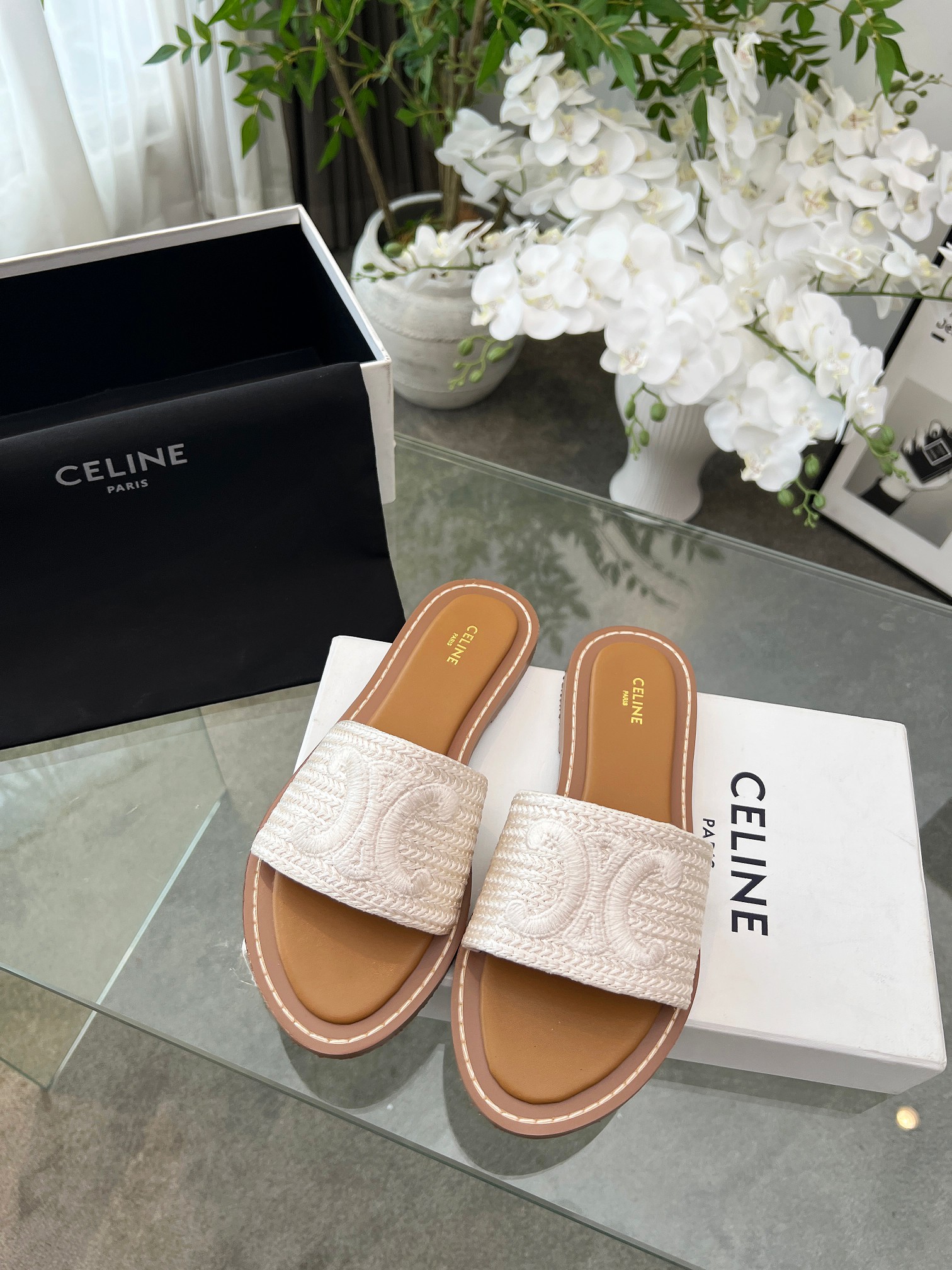 NO:261547,2025 spring and summer CeIine Celin's popular Arc de Triomphe Logo sandals, full of high-end feel, Internet celebrity ins grass planting artifact, very retro style, full of aura, very novel design style, high-end and very comfortable. The original one-to-one customization Celin logo highlights the brand charm, the high-end computer embroidery fabric is super soft and comfortable. Upper: hand-woven top-grade embroidery outsole: raw glue Heel height: 1cm Size 35-41 (40.41.42 custom-made non-return and exchange), slippers, celine, celine, slippers198609092025春夏CeIine赛琳爆款凯旋门Logo凉拖鞋 高级感十足 网红ins种草神器、非常复古风、气场十足单品、设计风格非常新颖、高档且非常舒适.原版一比一定制 Celin标志彰显品牌魅力,高级电脑绣花的面料超级柔软舒适 鞋面: 手工编织顶级绣花 大底:生胶 跟高:1cm 码数35-41( 40.41.42定做不退换),拖鞋,celine,celine,slippers,Women's Shoes