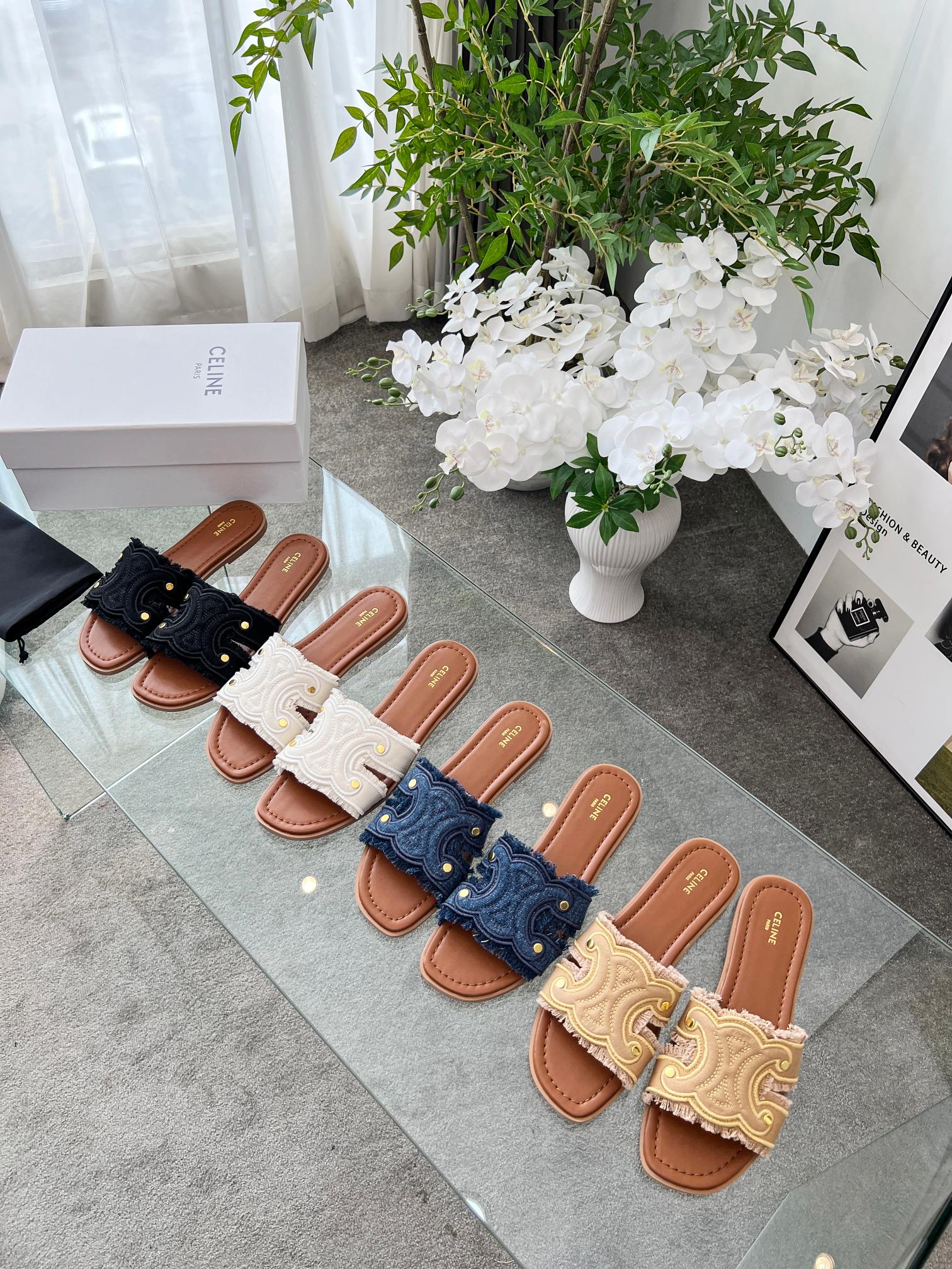 NO:390481,2025 spring and summer CeI*e Celin's popular Arc de Triomphe denim logo sandals, full of high-end feel, Internet celebrity ins grass planting artifact, very retro style, full of aura, very novel design style, high-end and very comfortable. The original one-to-one customization Celin logo highlights the brand charm, denim fabric is super soft and comfortable Upper: Computer advanced embroidery craftsmanship Fighting pad: Sheepskin Outsole: Rubber Sole Imported Italian leather sole size: 35-42. (40.41, 42 custom made without return or exchange), slippers, celine, celine, slippers, sheepskin198609092025春夏CeI*e赛琳爆款凯旋门牛仔布Logo凉拖鞋 高级感十足 网红ins种草神器、非常复古风、气场十足单品、设计风格非常新颖、高档且非常舒适.原版一比一定制 Celin标志彰显品牌魅力,牛仔布面料超级柔软舒适 鞋面: 电脑高级绣花工艺 垫脚: 羊皮 大底:橡胶底 意大利进口真皮底 size: 35-42.（40.41、42定做不退换）,拖鞋,celine,celine,slippers,sheepskin,Women's Shoes