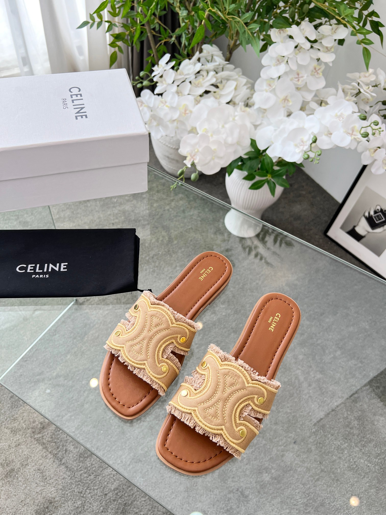 NO:390485,2025 spring and summer CeI*e Celin's popular Arc de Triomphe denim logo sandals, full of high-end feel, Internet celebrity ins grass planting artifact, very retro style, full of aura, very novel design style, high-end and very comfortable. The original one-to-one customization Celin logo highlights the brand charm, denim fabric is super soft and comfortable Upper: Computer advanced embroidery craftsmanship Fighting: Sheepskin Outsole: Rubber sole imported from Italy Size: 35-42. (40.41, 42 custom made without return or exchange), slippers, celine, celine, slippers, sheepskin198609092025春夏CeI*e赛琳爆款凯旋门牛仔布Logo凉拖鞋 高级感十足 网红ins种草神器、非常复古风、气场十足单品、设计风格非常新颖、高档且非常舒适.原版一比一定制 Celin标志彰显品牌魅力,牛仔布面料超级柔软舒适 鞋面: 电脑高级绣花工艺 垫脚: 羊皮 大底:橡胶底意大利进口真皮底 size: 35-42.（40.41、42定做不退换）,拖鞋,celine,celine,slippers,sheepskin,Women's Shoes