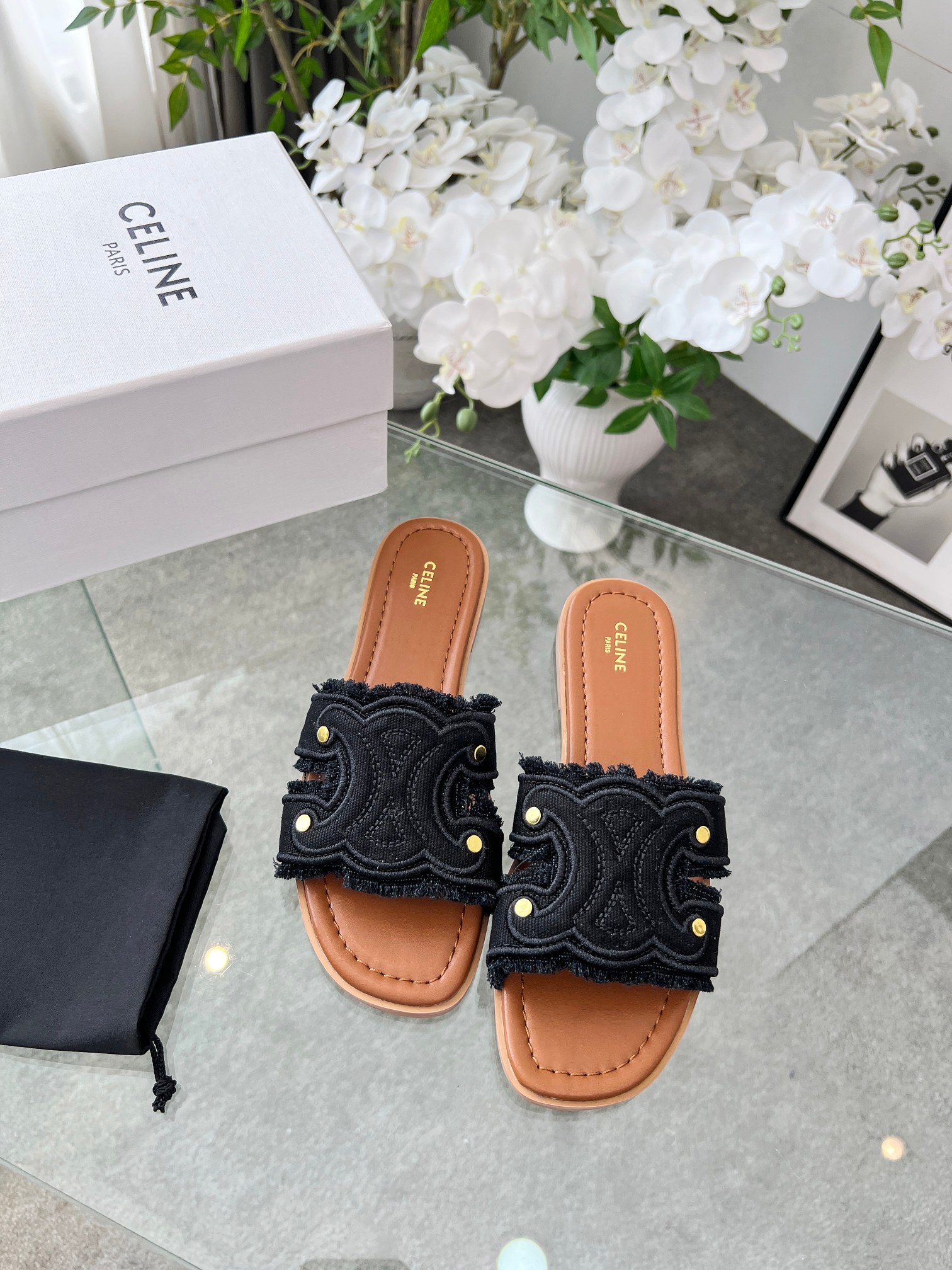 NO:390490,2025 spring and summer CeI*e Celin's popular Arc de Triomphe denim logo sandals, full of high-end feel, Internet celebrity ins grass planting artifact, very retro style, full of aura, very novel design style, high-end and very comfortable. The original one-to-one customization Celin logo highlights the brand charm, denim fabric is super soft and comfortable Upper: Computer advanced embroidery craftsmanship Fighting pad: Sheepskin Outsole: Rubber Sole Imported Italian leather sole size: 35-42. (40.41, 42 custom made without return or exchange), slippers, celine, celine, slippers, sheepskin198609092025春夏CeI*e赛琳爆款凯旋门牛仔布Logo凉拖鞋 高级感十足 网红ins种草神器、非常复古风、气场十足单品、设计风格非常新颖、高档且非常舒适.原版一比一定制 Celin标志彰显品牌魅力,牛仔布面料超级柔软舒适 鞋面: 电脑高级绣花工艺 垫脚: 羊皮 大底:橡胶底 意大利进口真皮底 size: 35-42.（40.41、42定做不退换）,拖鞋,celine,celine,slippers,sheepskin,Women's Shoes