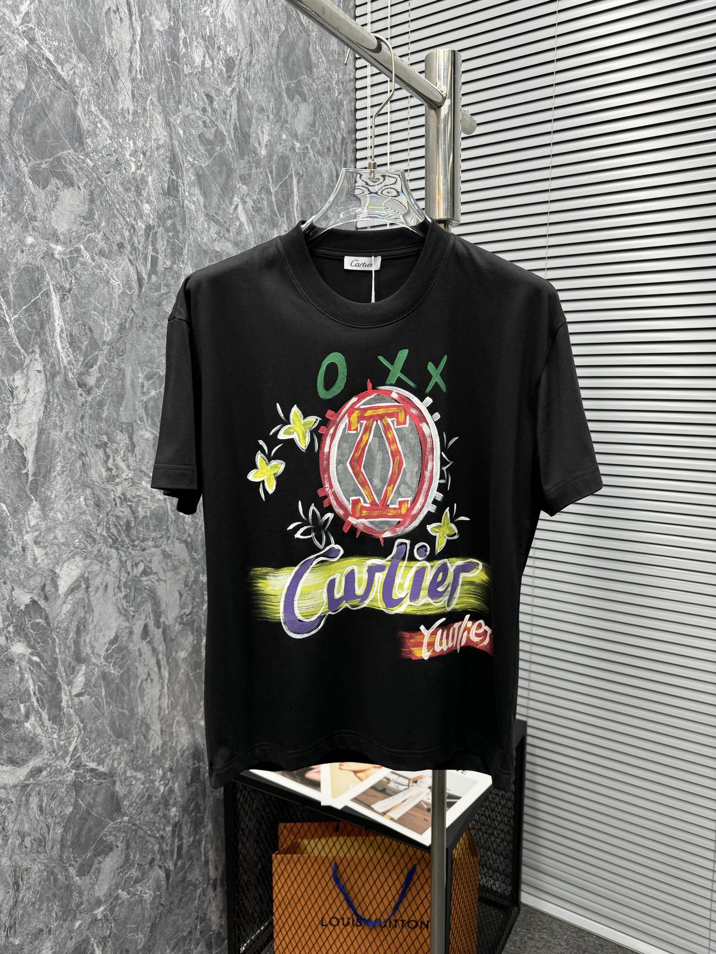 《𝙉𝙚𝙬🤍🖤》
创意T恤，时尚与艺术的奇妙碰撞
上面印有充满艺术感的图案，一件蓝色T恤的印花被多彩的泼墨