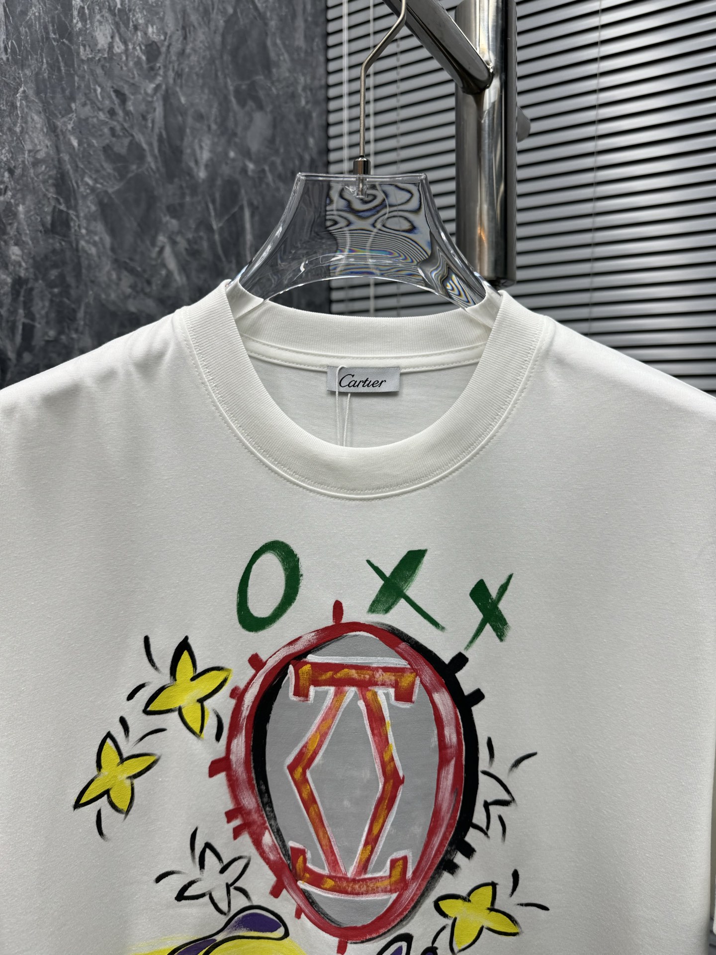 《𝙉𝙚𝙬🤍🖤》
创意T恤，时尚与艺术的奇妙碰撞
上面印有充满艺术感的图案，一件蓝色T恤的印花被多彩的泼墨