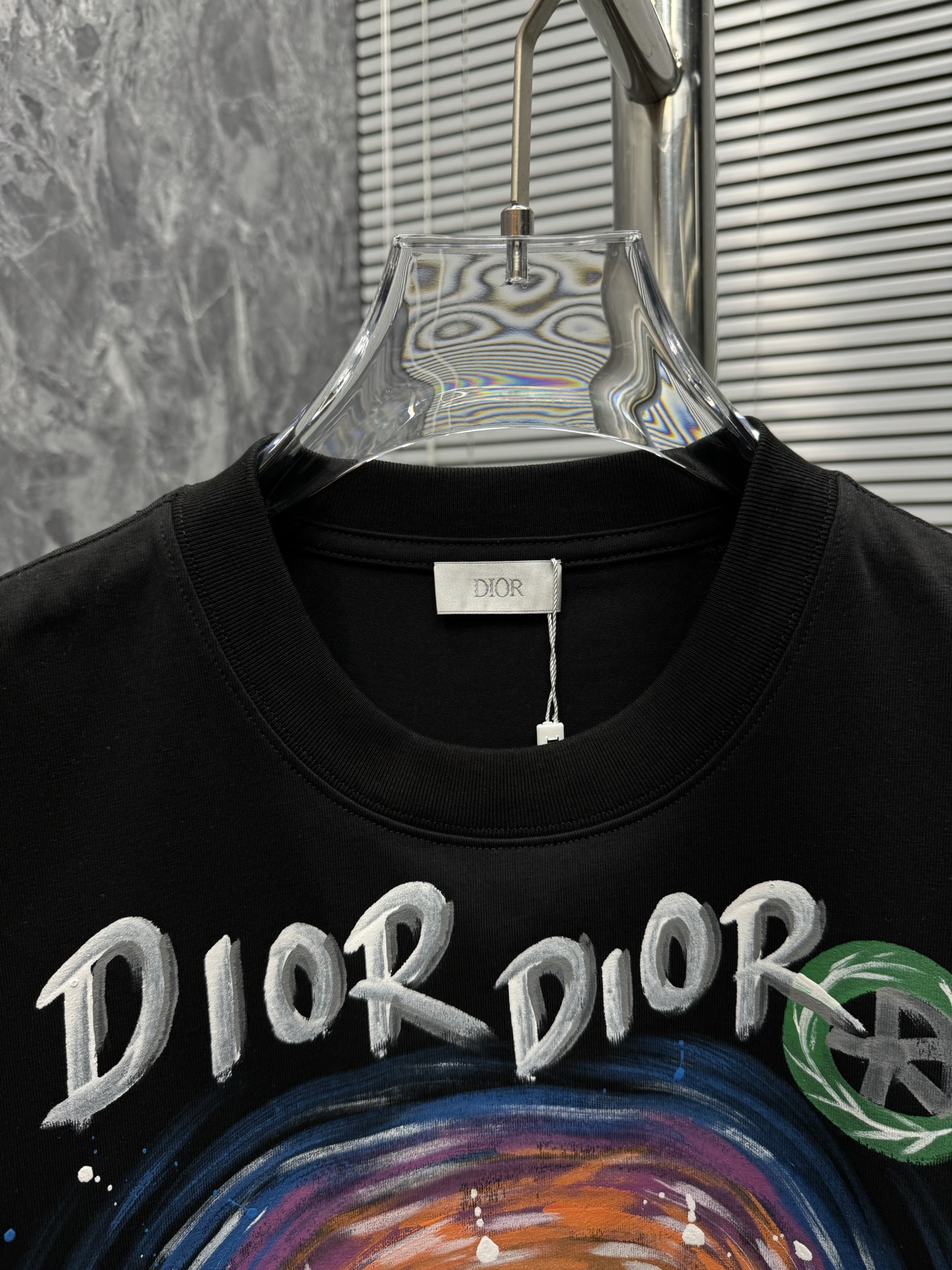 ！《𝙉𝙚𝙬🤍🖤迪家》
Dior 梦幻T恤，把艺术穿在身上 纯净的白色底色上，是宛如艺术画作般的绚烂图案。