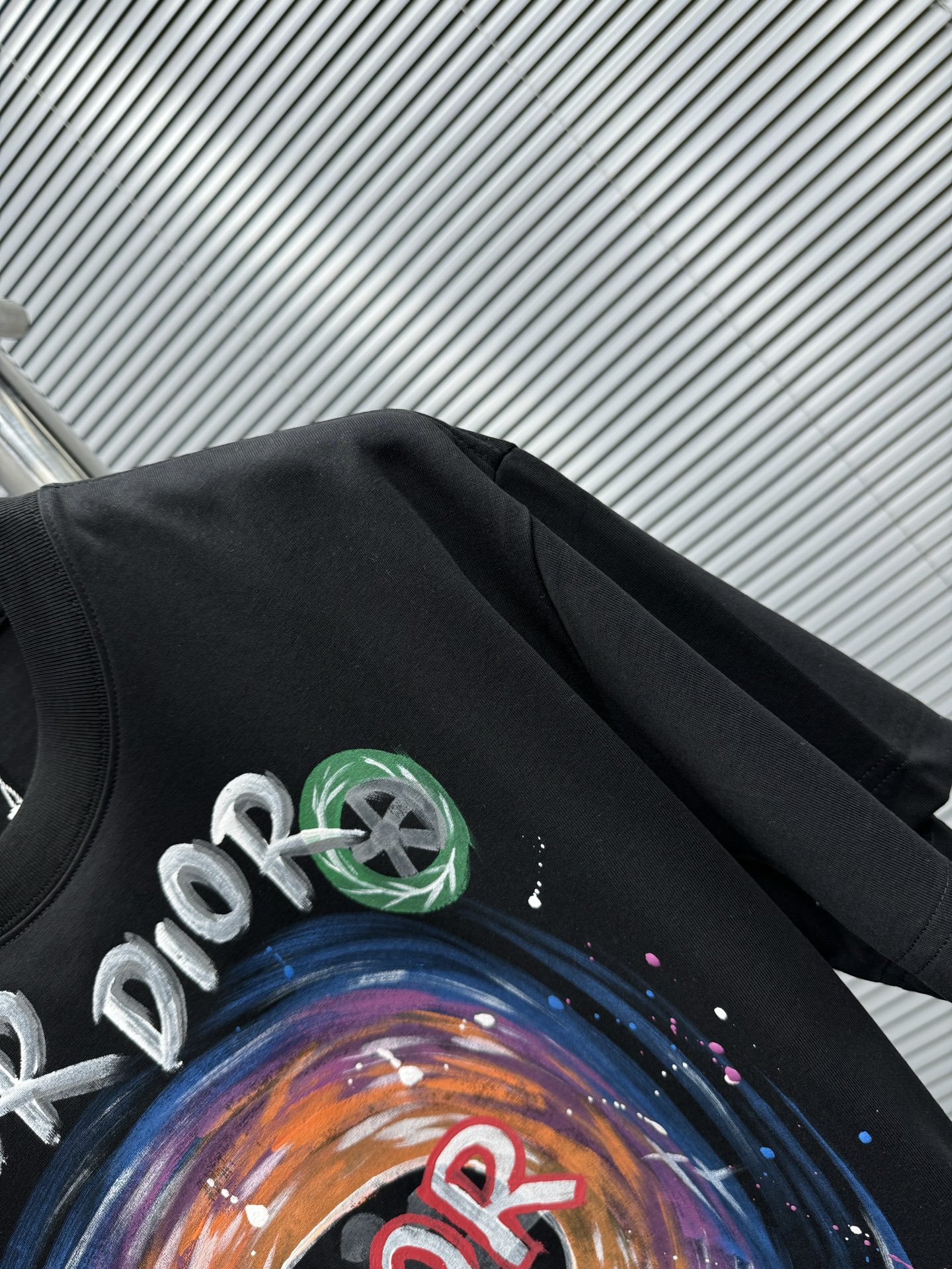 ！《𝙉𝙚𝙬🤍🖤迪家》
Dior 梦幻T恤，把艺术穿在身上 纯净的白色底色上，是宛如艺术画作般的绚烂图案。