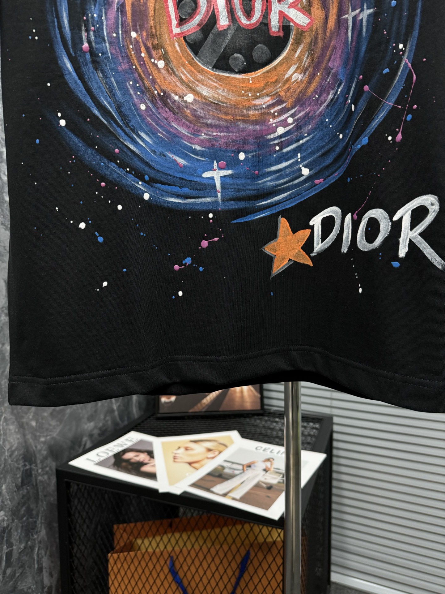 ！《𝙉𝙚𝙬🤍🖤迪家》
Dior 梦幻T恤，把艺术穿在身上 纯净的白色底色上，是宛如艺术画作般的绚烂图案。
