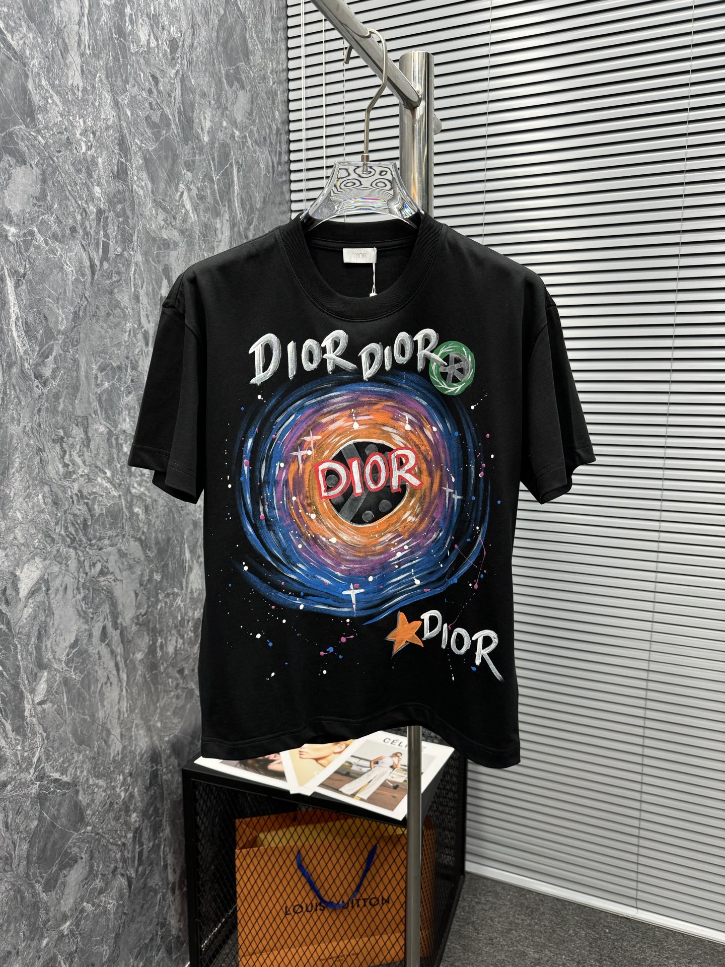 ！《𝙉𝙚𝙬🤍🖤迪家》
Dior 梦幻T恤，把艺术穿在身上 纯净的白色底色上，是宛如艺术画作般的绚烂图案。