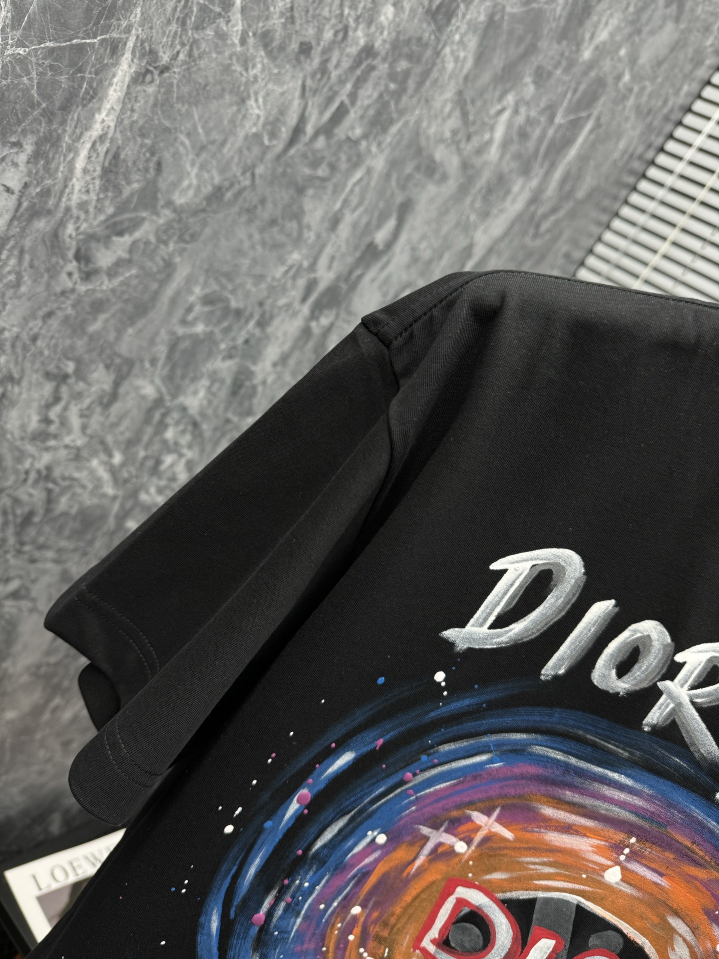 ！《𝙉𝙚𝙬🤍🖤迪家》
Dior 梦幻T恤，把艺术穿在身上 纯净的白色底色上，是宛如艺术画作般的绚烂图案。