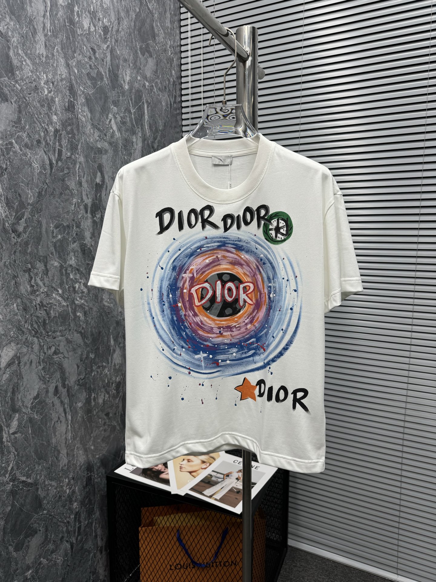 《𝙉𝙚𝙬🤍🖤迪家》
Dior 梦幻T恤，把艺术穿在身上 纯净的白色底色上，是宛如艺术画作般的绚烂图案。色