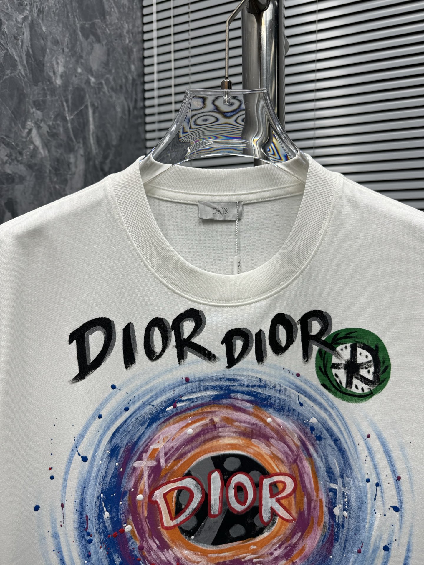 《𝙉𝙚𝙬🤍🖤迪家》
Dior 梦幻T恤，把艺术穿在身上 纯净的白色底色上，是宛如艺术画作般的绚烂图案。色