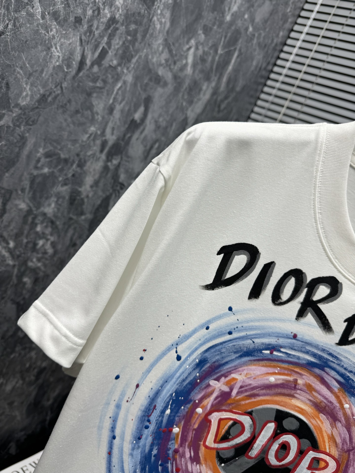 《𝙉𝙚𝙬🤍🖤迪家》
Dior 梦幻T恤，把艺术穿在身上 纯净的白色底色上，是宛如艺术画作般的绚烂图案。色