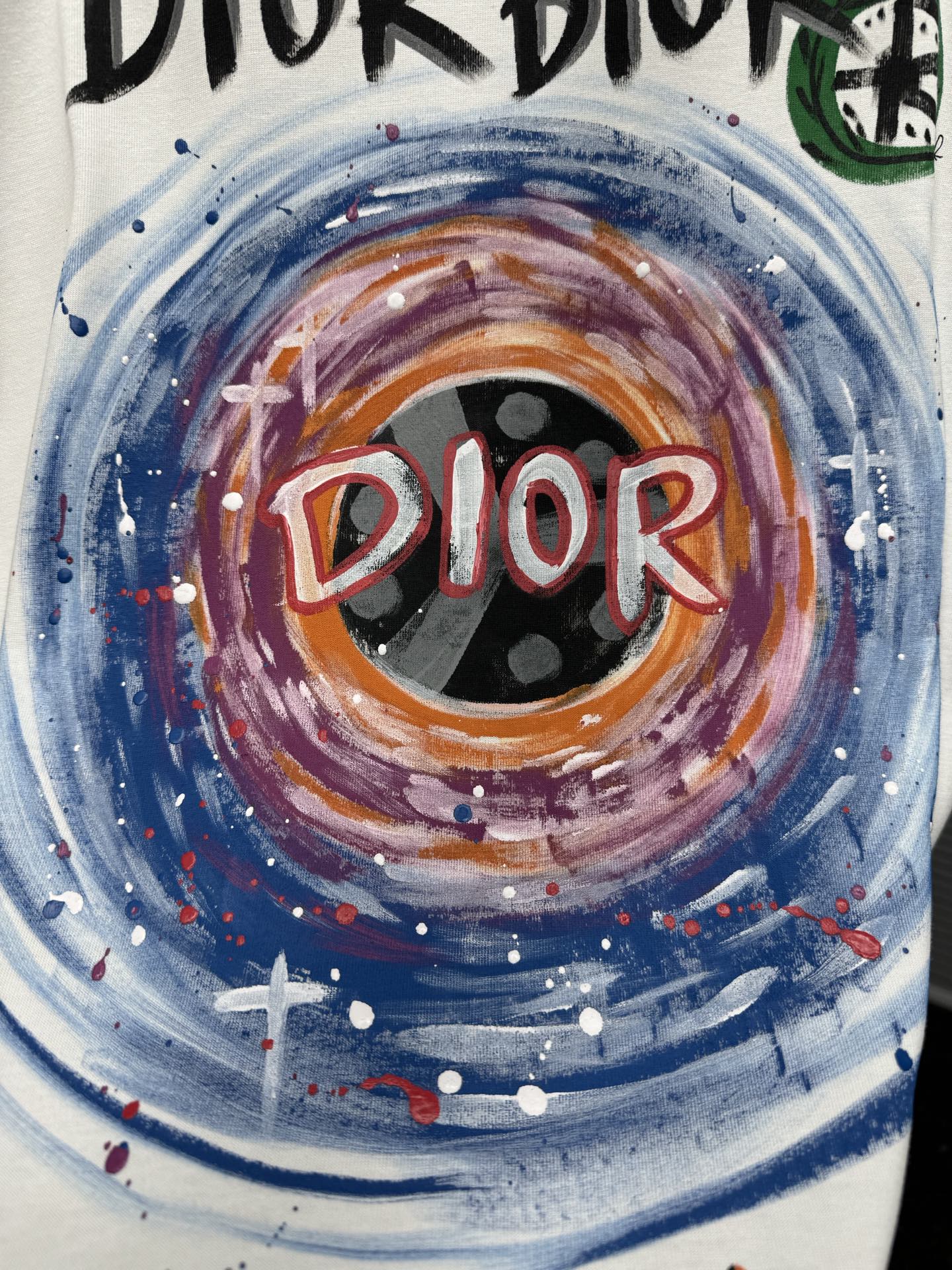 《𝙉𝙚𝙬🤍🖤迪家》
Dior 梦幻T恤，把艺术穿在身上 纯净的白色底色上，是宛如艺术画作般的绚烂图案。色