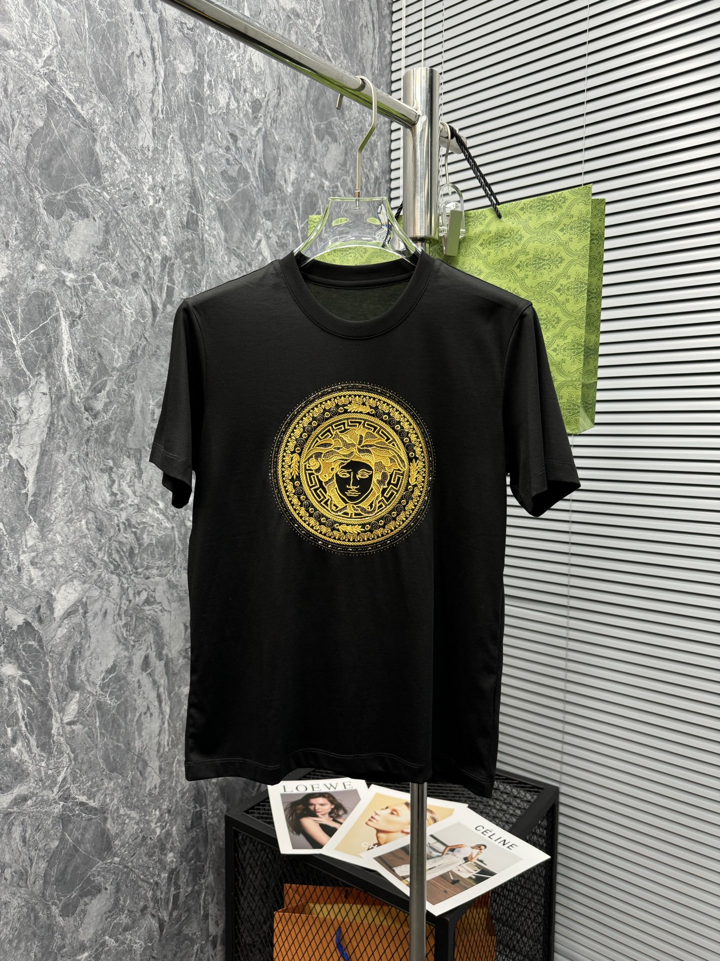  范思哲 2025春夏新款首发专柜最新款短袖圆领T恤 高端订制 设计前卫时尚！品牌logo重工艺设计 高