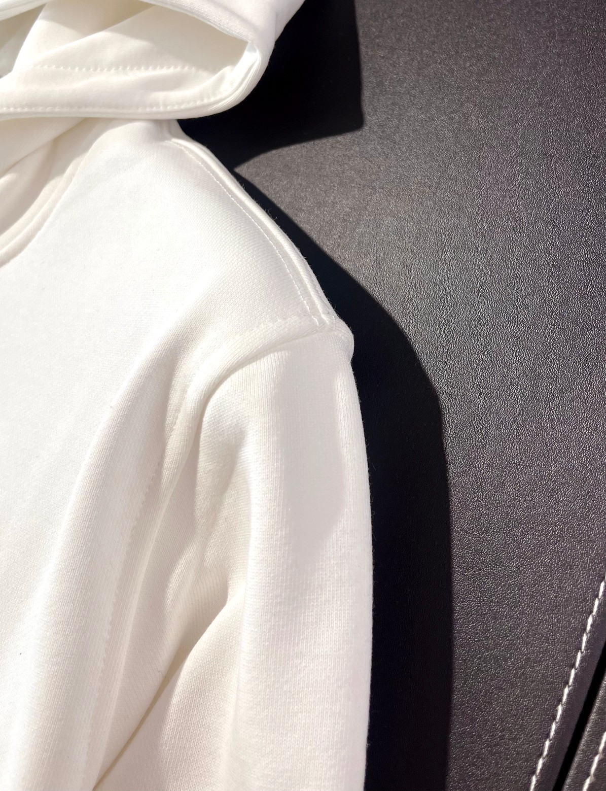 
49💰包邮 350克纯棉华棉。420克加绒+6元    
 长期款永不下架放心铺货
品质保证 15天无理由退换。
均有圆领 圆领42。加绒+6
可接急单  批发定制一件来图定制
2025年新款秋冬420克重 加绒连帽卫衣
工艺：印花
logo：Gucci
颜色：黑色 白色
码数：M~3XL