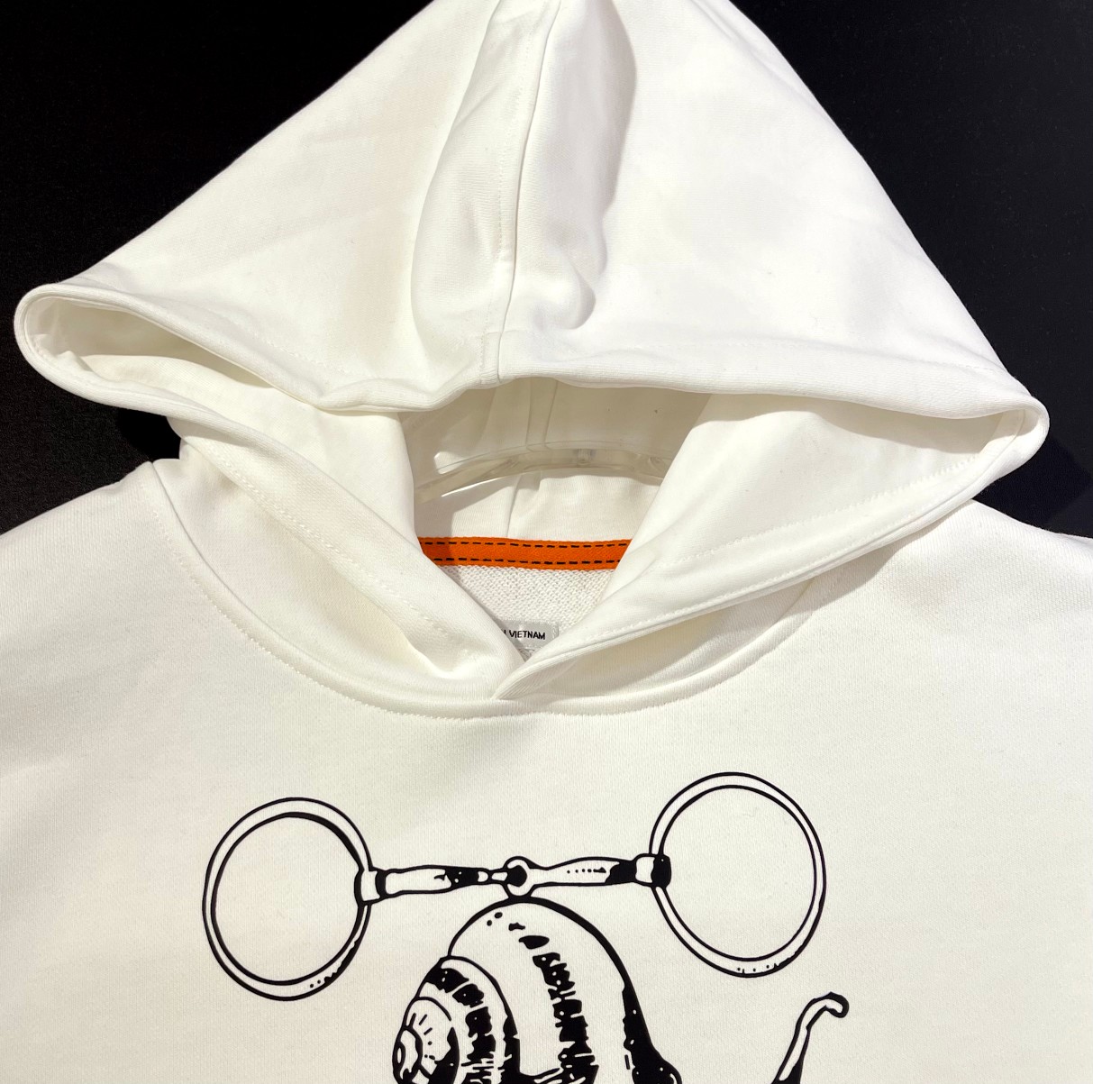 
49💰包邮 350克纯棉华棉。420克加绒+6元    
 长期款永不下架放心铺货
品质保证 15天无理由退换。
均有圆领 圆领42。加绒+6
可接急单  批发定制一件来图定制
2025年新款秋冬420克重 加绒连帽卫衣
工艺：印花
logo：Gucci
颜色：黑色 白色
码数：M~3XL