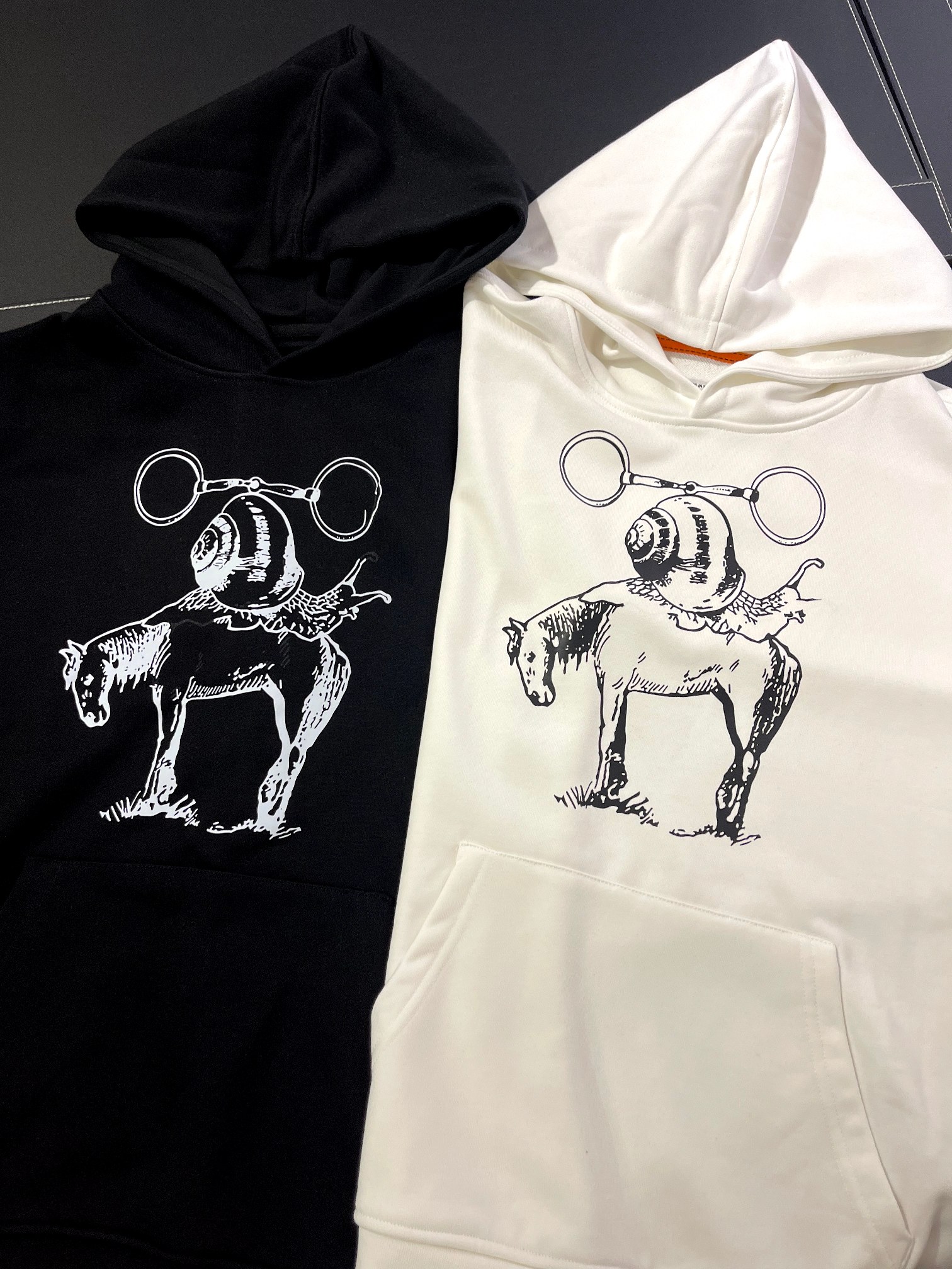 
49💰包邮 350克纯棉华棉。420克加绒+6元    
 长期款永不下架放心铺货
品质保证 15天无理由退换。
均有圆领 圆领42。加绒+6
可接急单  批发定制一件来图定制
2025年新款秋冬420克重 加绒连帽卫衣
工艺：印花
logo：Gucci
颜色：黑色 白色
码数：M~3XL