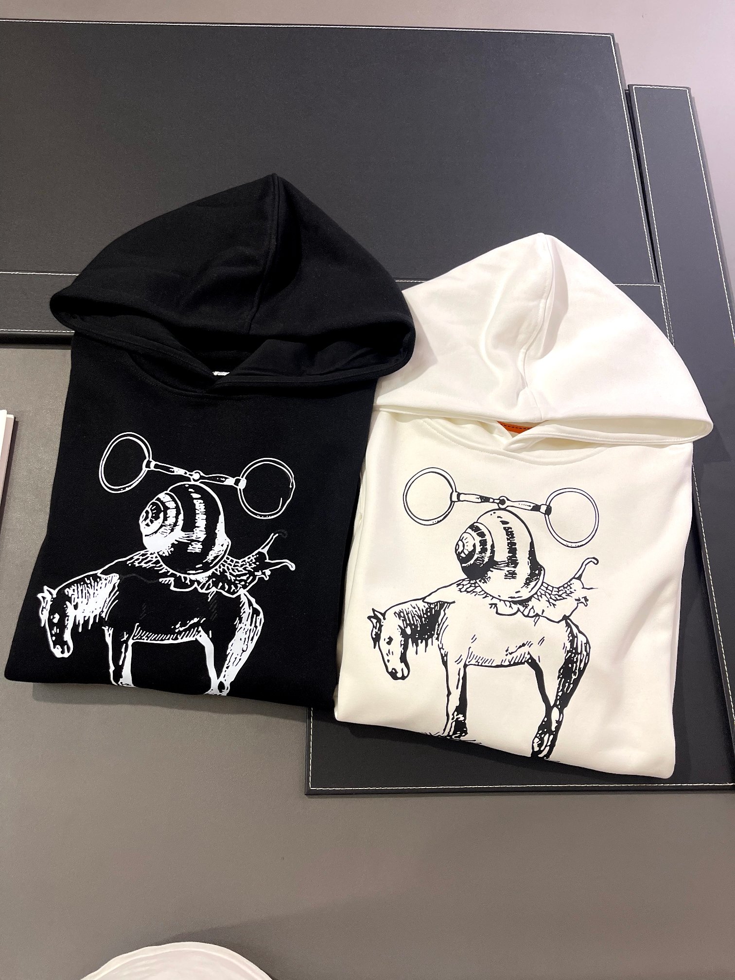 
49💰包邮 350克纯棉华棉。420克加绒+6元    
 长期款永不下架放心铺货
品质保证 15天无理由退换。
均有圆领 圆领42。加绒+6
可接急单  批发定制一件来图定制
2025年新款秋冬420克重 加绒连帽卫衣
工艺：印花
logo：Gucci
颜色：黑色 白色
码数：M~3XL