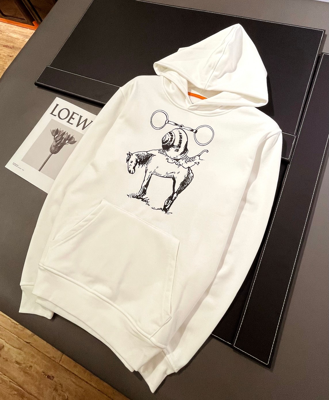 
49💰包邮 350克纯棉华棉。420克加绒+6元    
 长期款永不下架放心铺货
品质保证 15天无理由退换。
均有圆领 圆领42。加绒+6
可接急单  批发定制一件来图定制
2025年新款秋冬420克重 加绒连帽卫衣
工艺：印花
logo：Gucci
颜色：黑色 白色
码数：M~3XL