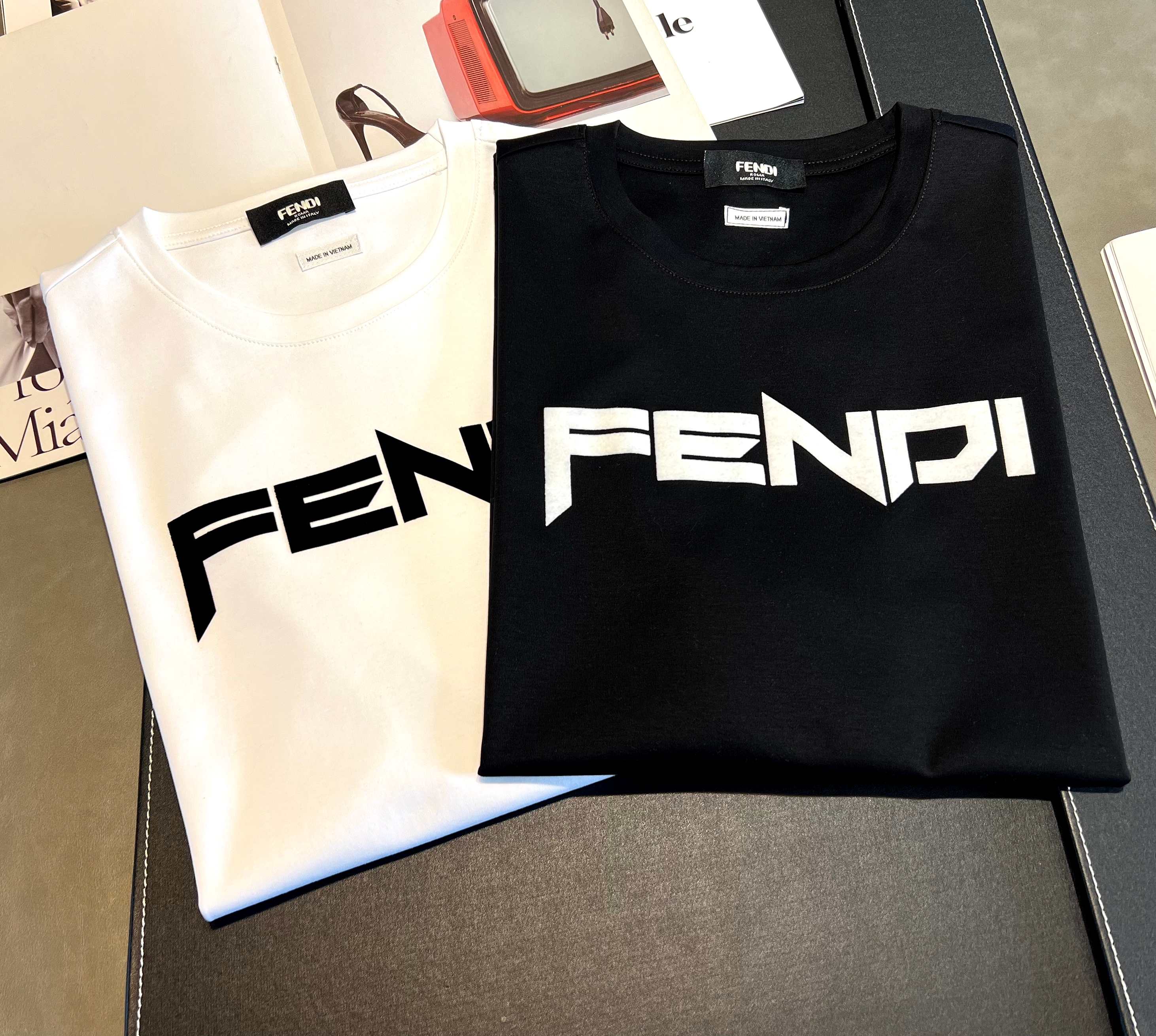 Camiseta de manga corta de algodón mercerizado de 200 g, nueva para primavera/verano 2026, logo: FENDI, técnica: flocki…