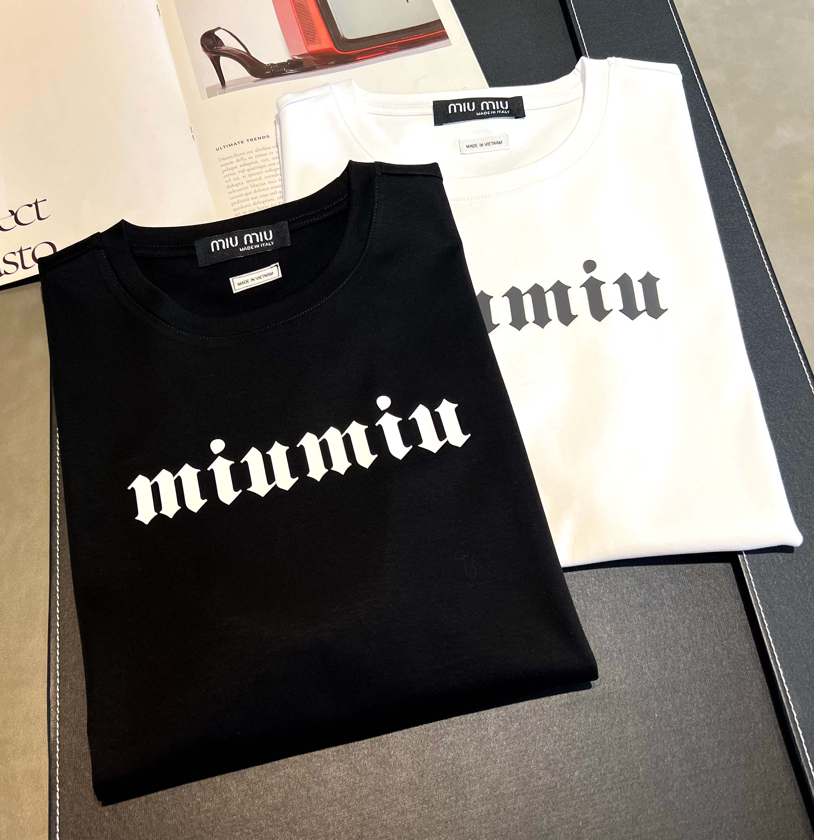 Camiseta de manga corta de algodón mercerizado de 200 g, nueva para primavera/verano 2026. Logo: MIU MIU. Téc…