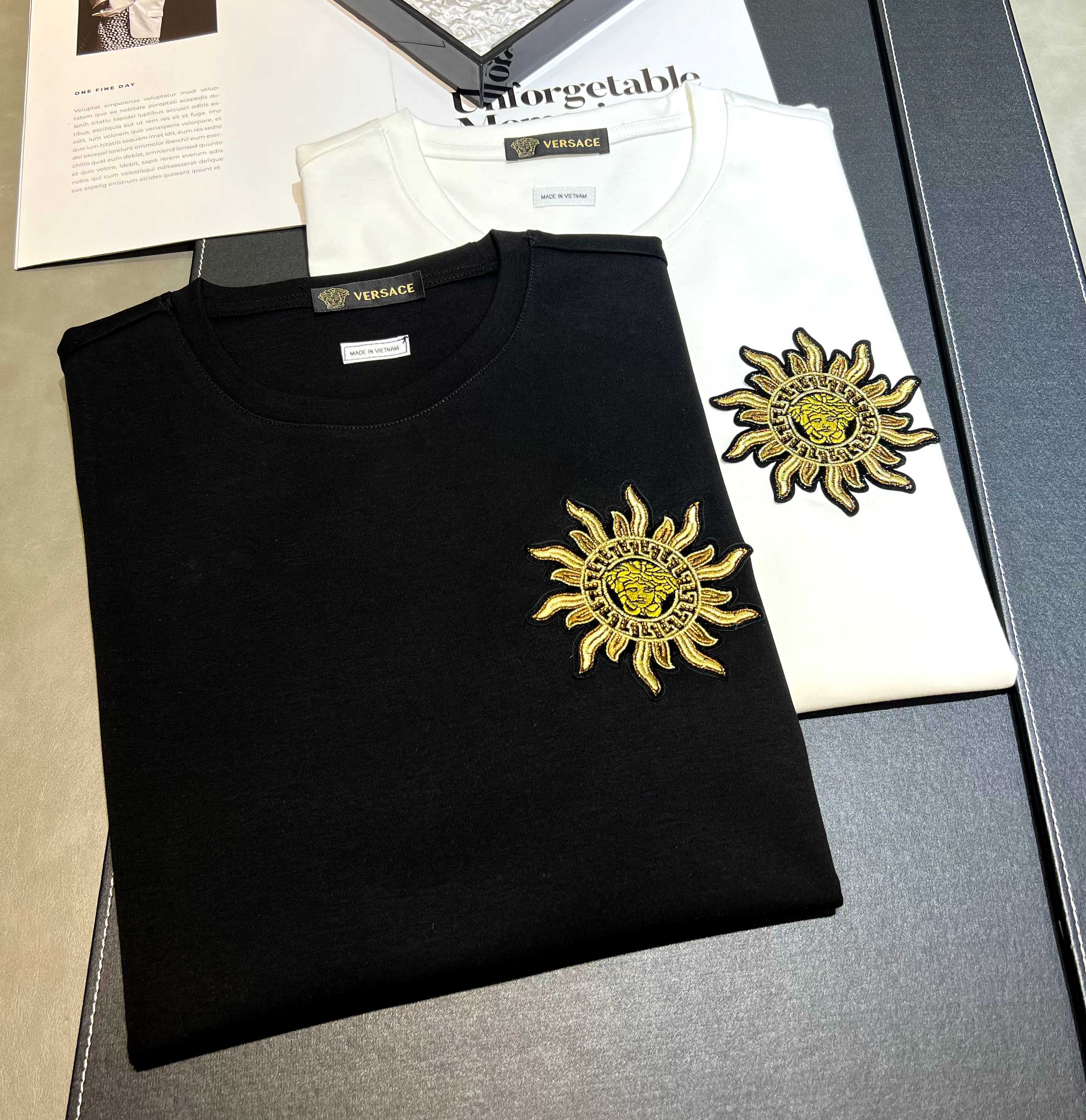 2025年新款春夏270克重丝光棉短袖 logo：VERSACE 工艺：章仔刺绣 颜色：黑/白 码数：M-3XL