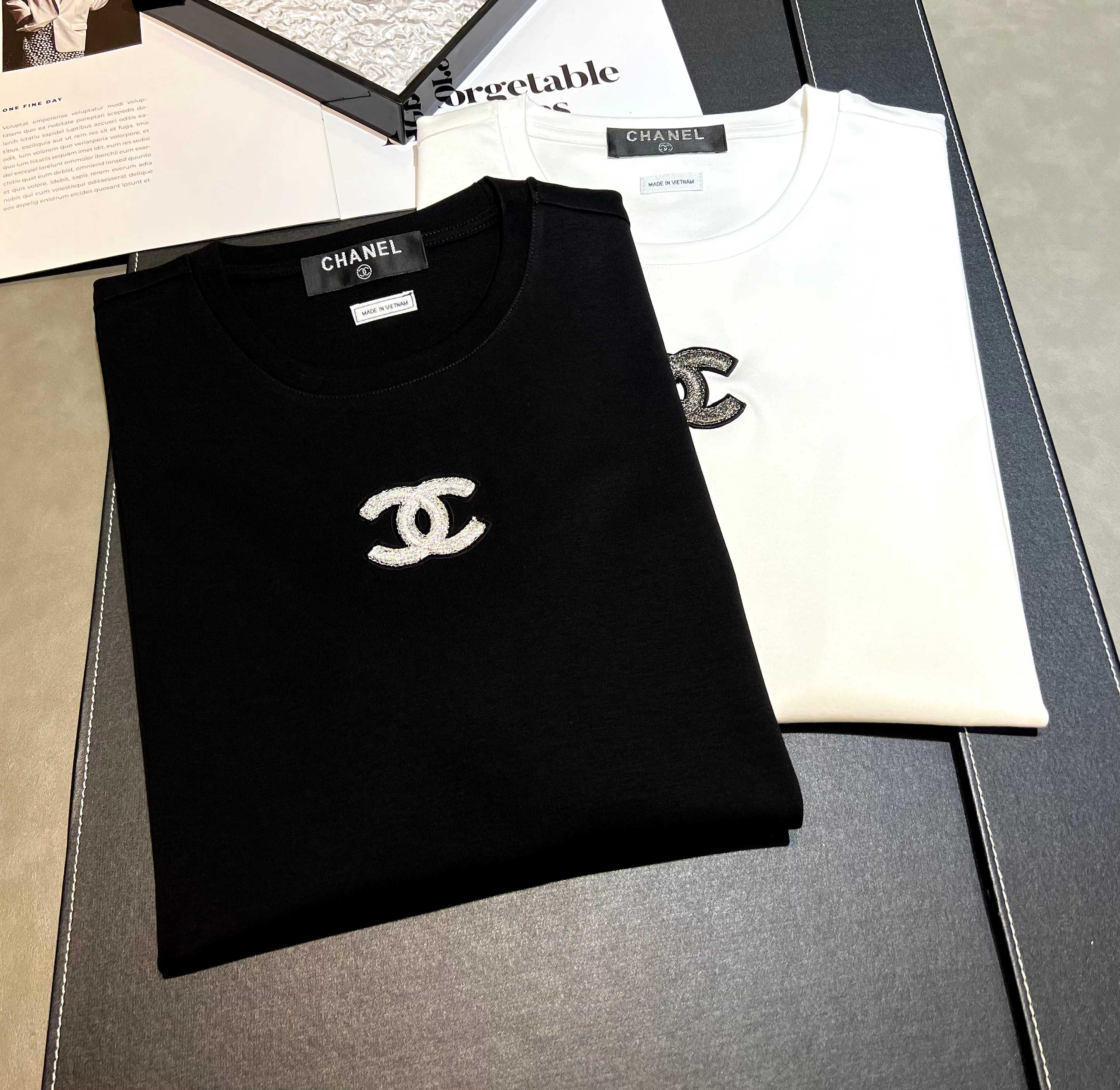 Camiseta de manga corta de algodón mercerizado de 270 gramos, nueva temporada 2025. Logo: CHANEL. Técnica: bordado de i…