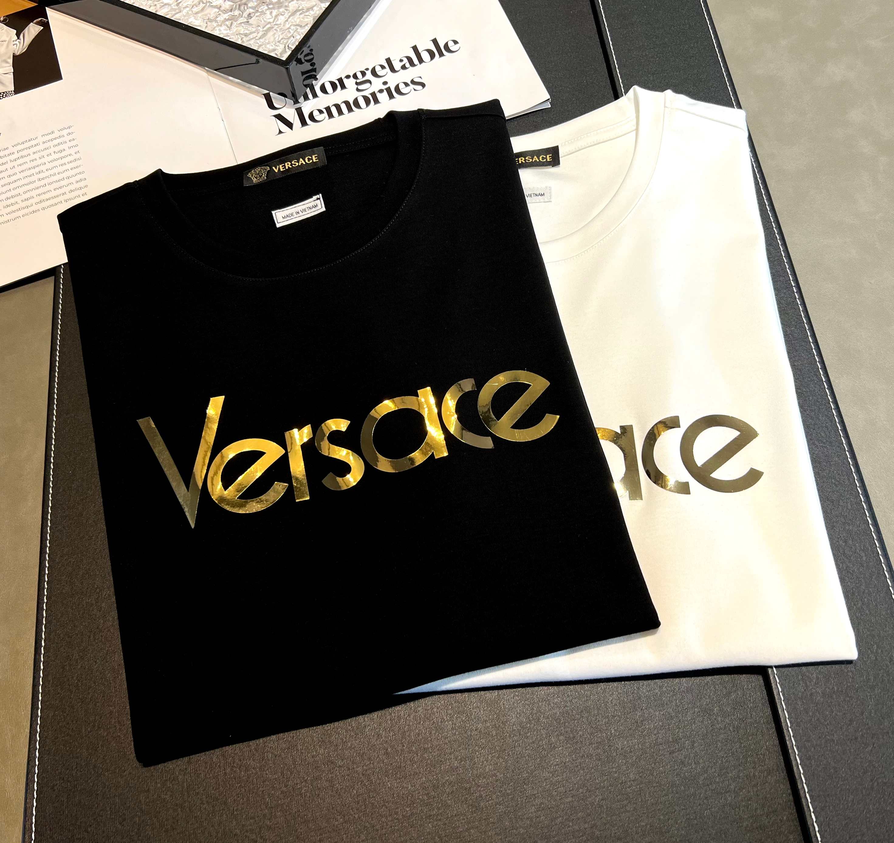 2025年新款春夏270克重丝光棉短袖 logo：VERSACE 工艺：亮片印花 颜色：黑/白 码数：M-3XL