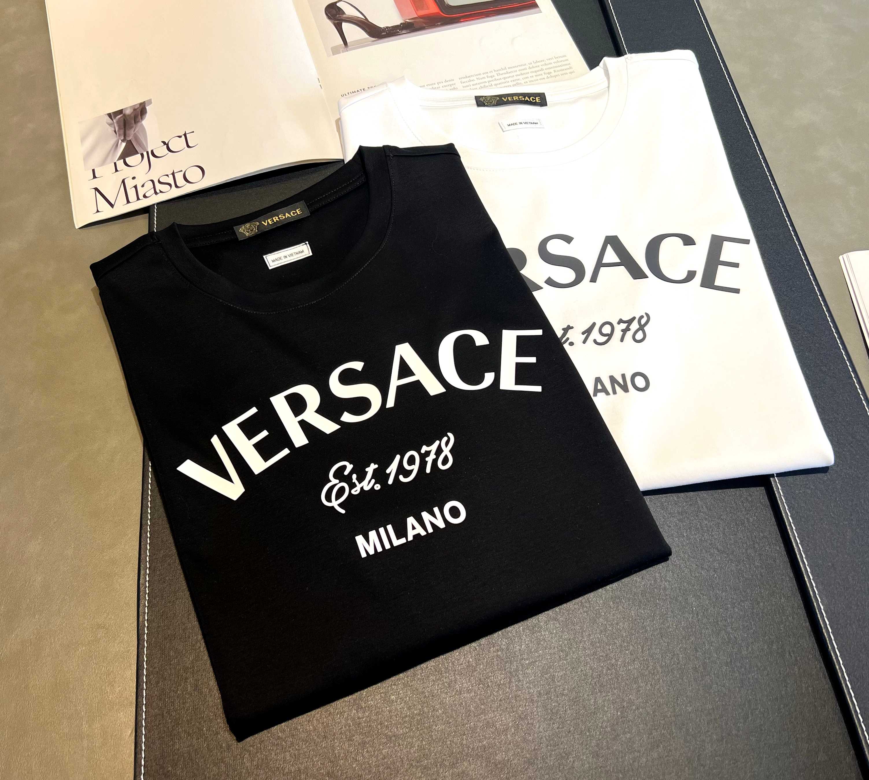 Camiseta de manga corta de algodón mercerizado de 200 gramos, nueva primavera/verano 2026, logo: VERSACE, técnica: sili…