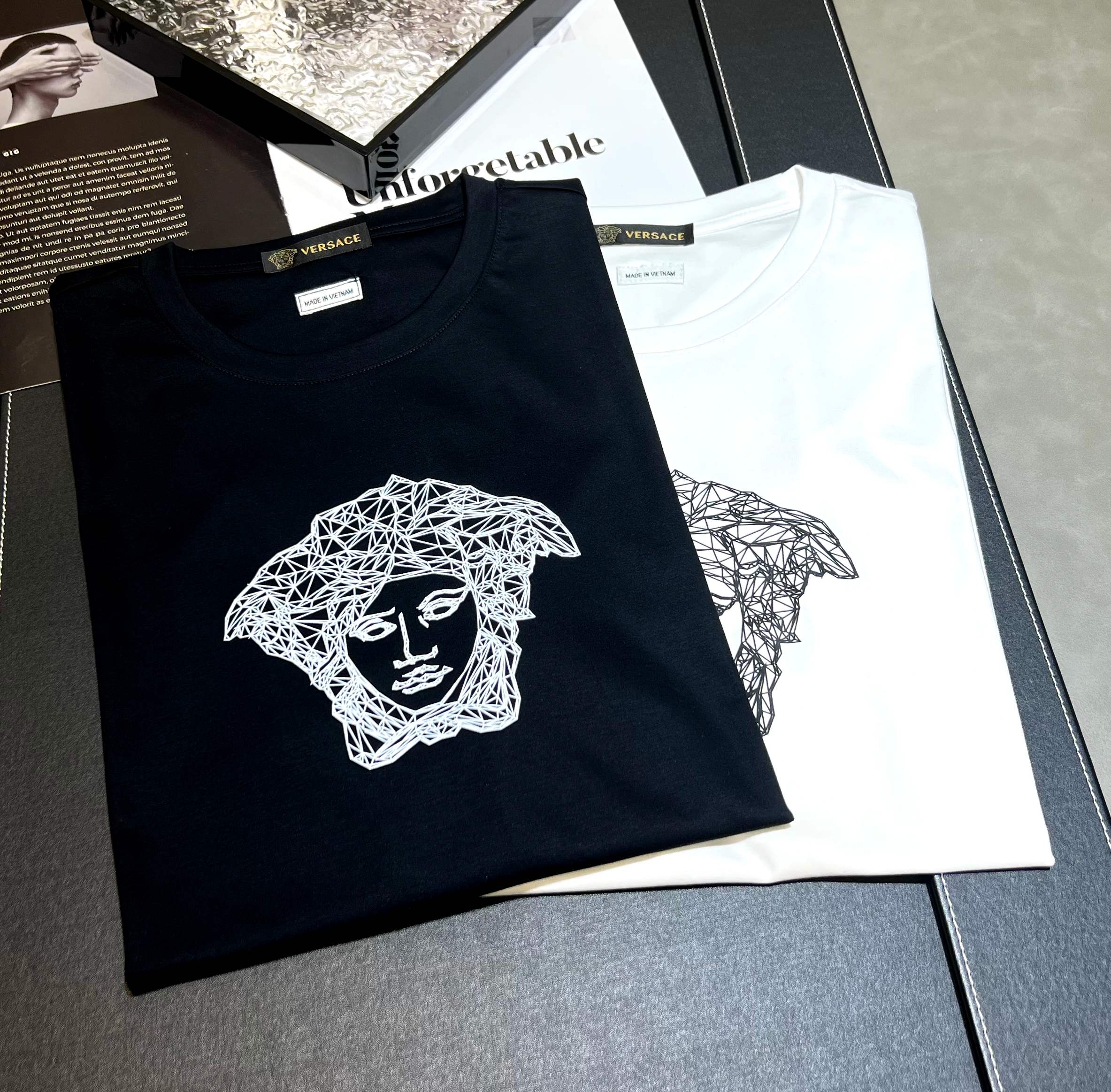 Camiseta de manga corta de algodón mercerizado de 200 gramos, nueva primavera/verano 2026, logo: VERSACE, técnica: esta…