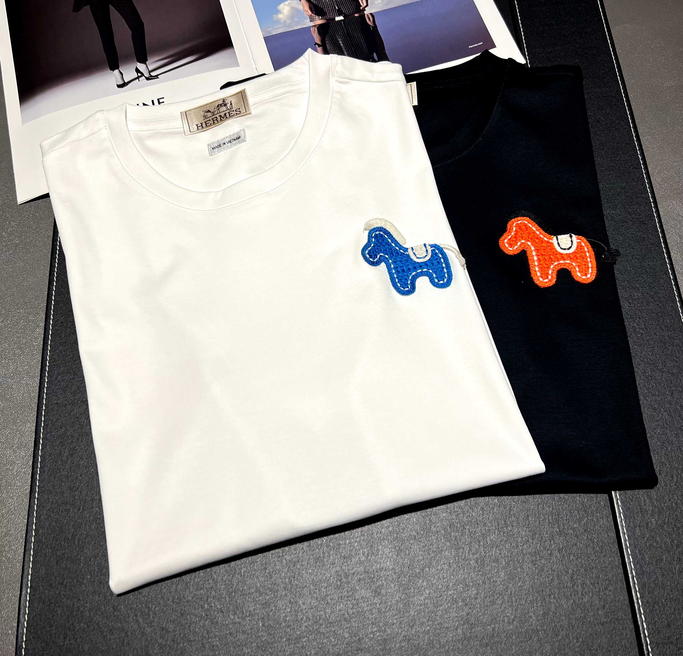 Camiseta de manga corta de algodón mercerizado de 200 g, nueva primavera/verano 2026, logo: HERMES, técnica: bordado de…