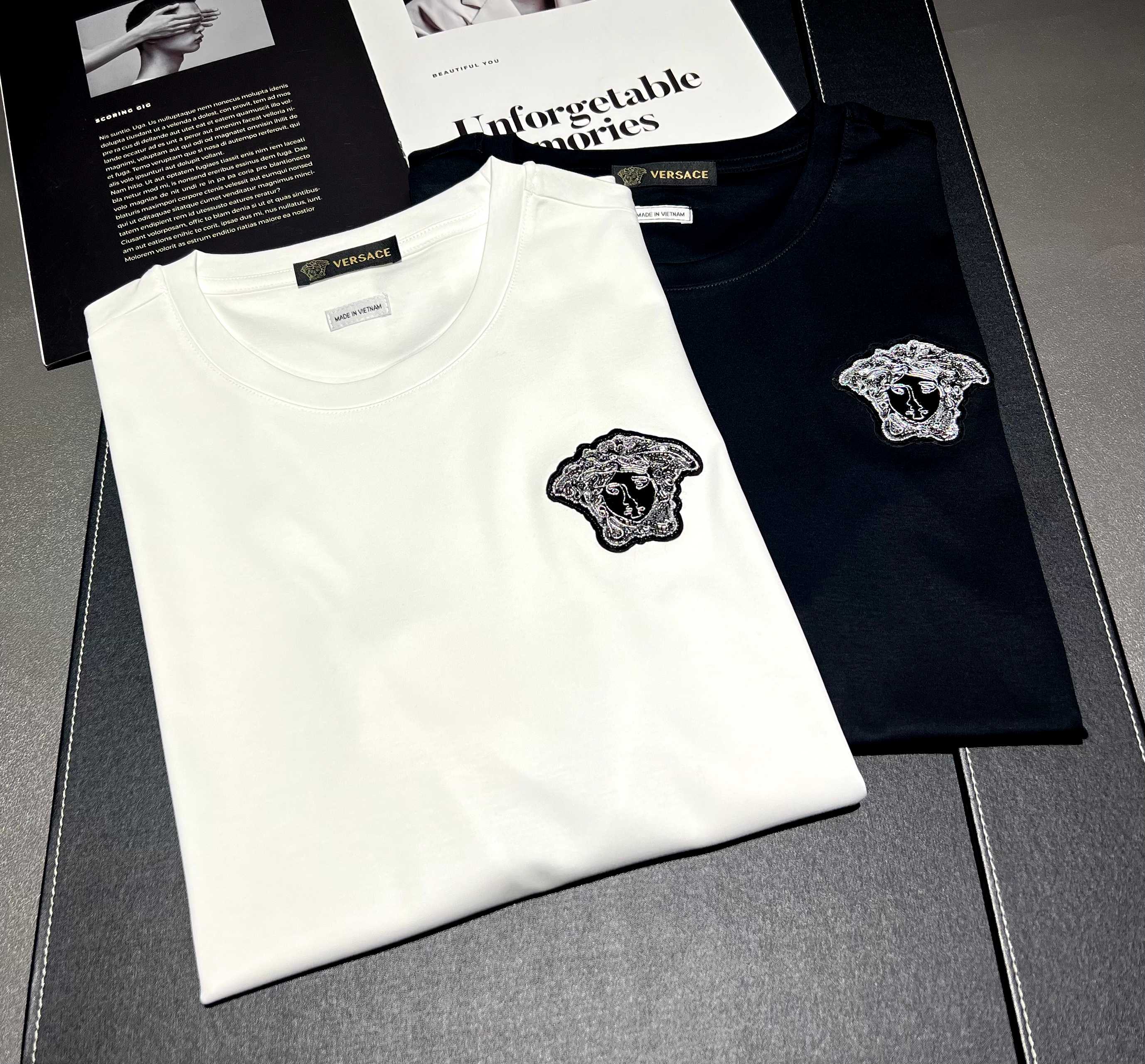 Manga corta de algodón mercerizado de 200 gramos, nueva primavera/verano 2026, logo: VERSACE, técnica: bordado de insig…