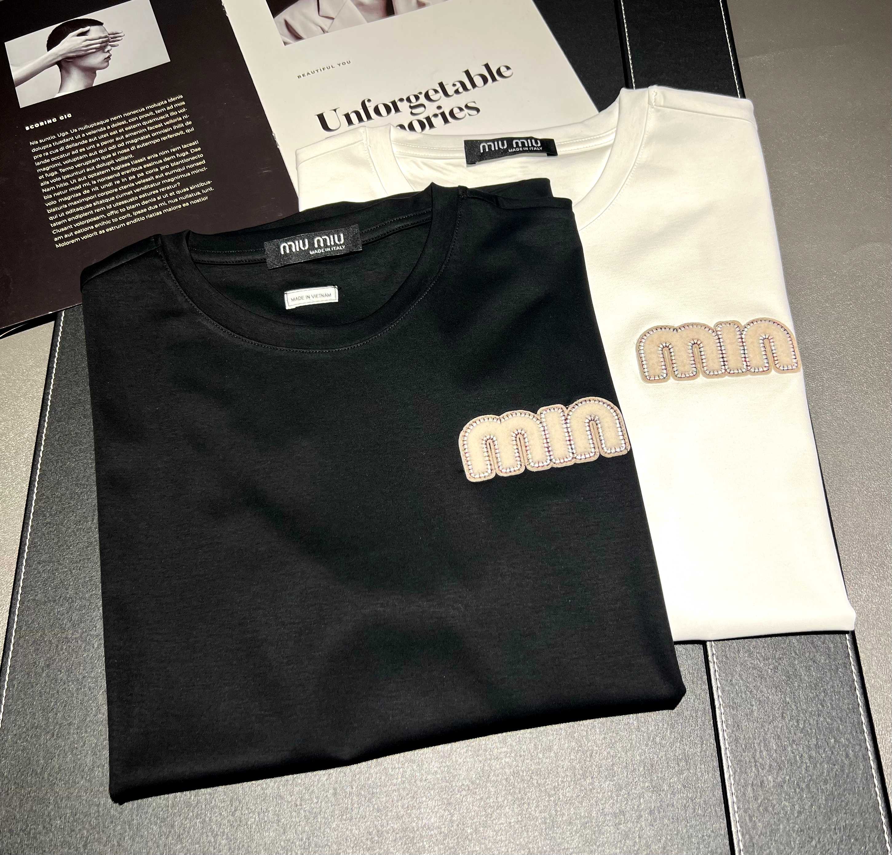 Camiseta de manga corta de algodón mercerizado de 200 g, nueva para primavera/verano 2026. Logo: MIU MIU. Téc…