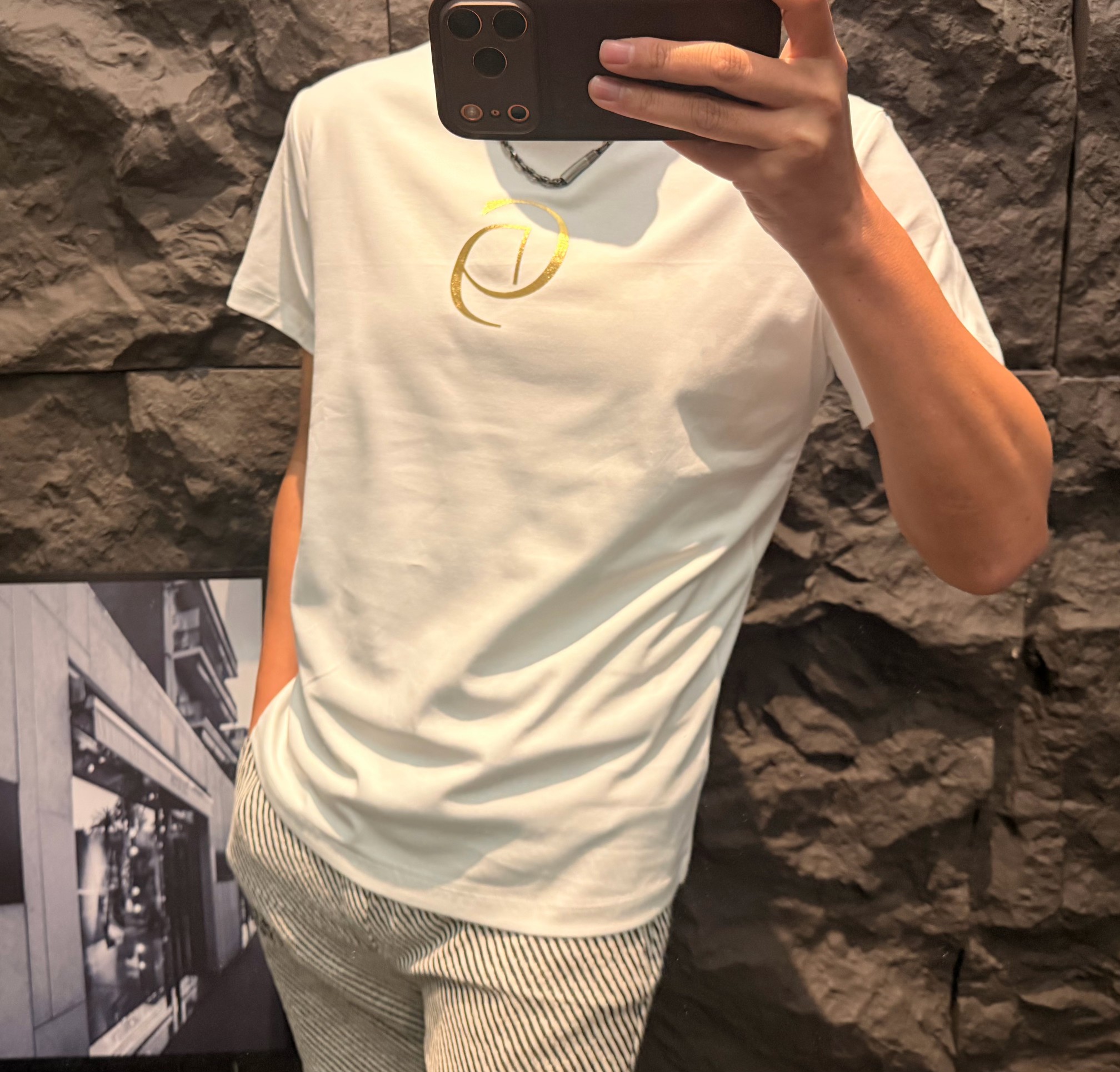 Foto de la parte superior del cuerpo del modelo 🍏 El modelo mide 174/140 cm y usa M