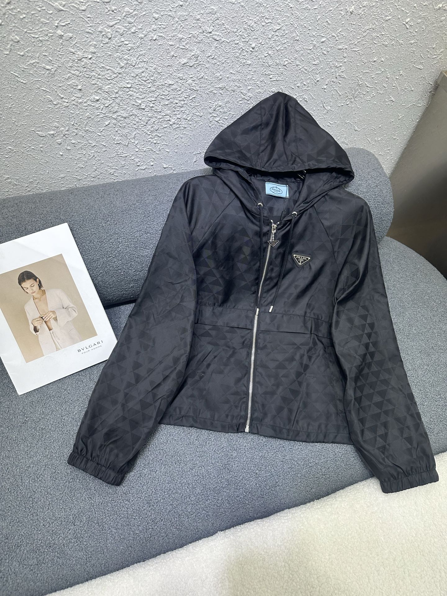 NO:760909,Prada/2026 new spring and summer jacket. This sports-style high-quality short jacket exudes classic charm. The triangular logo on the chest and hood design give it a versatile design and personality. Two-color SML P,,prada,jackets & coats,jackets & coats,hats,19860909Prada/2026春夏新款夹克外套,这款运动风高品质感短夹克散发经典魅力,胸前三角标,风帽设计,赋予百搭设计个性风采 两色SML P,,prada,jackets & coats,jackets & coats,hats,,Women's clothing
