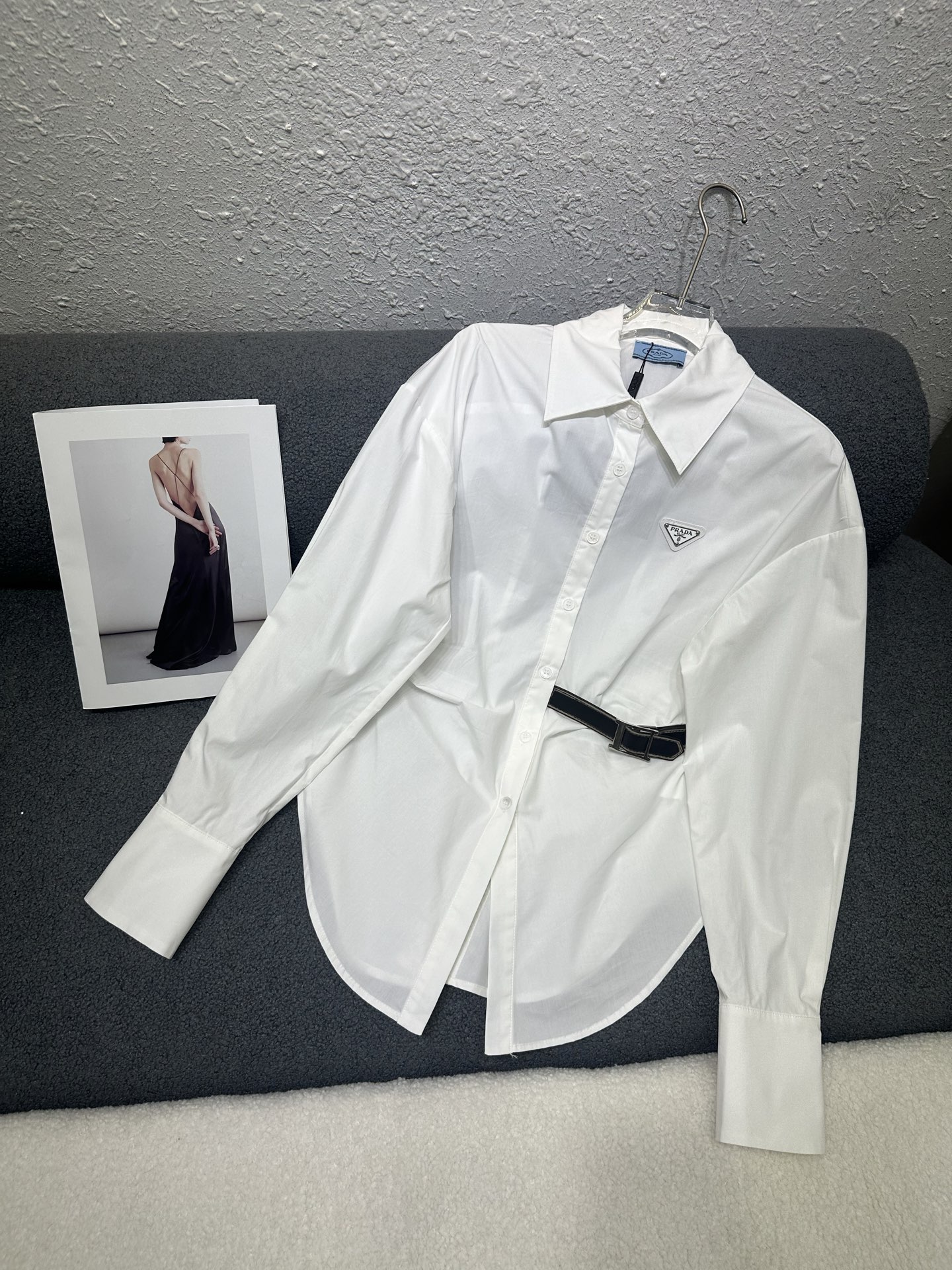 NO:790738,Prada/2026 spring and summer new shirt, fashionable waist-cinching leather buckle, very stylish, versatile and stylish, single color SML P,, prada,19860909Prada/2026春夏新款衬衣,时髦设计感收腰皮扣很显收腰感,百搭时尚大方,单色SML P,,prada,,Women's clothing